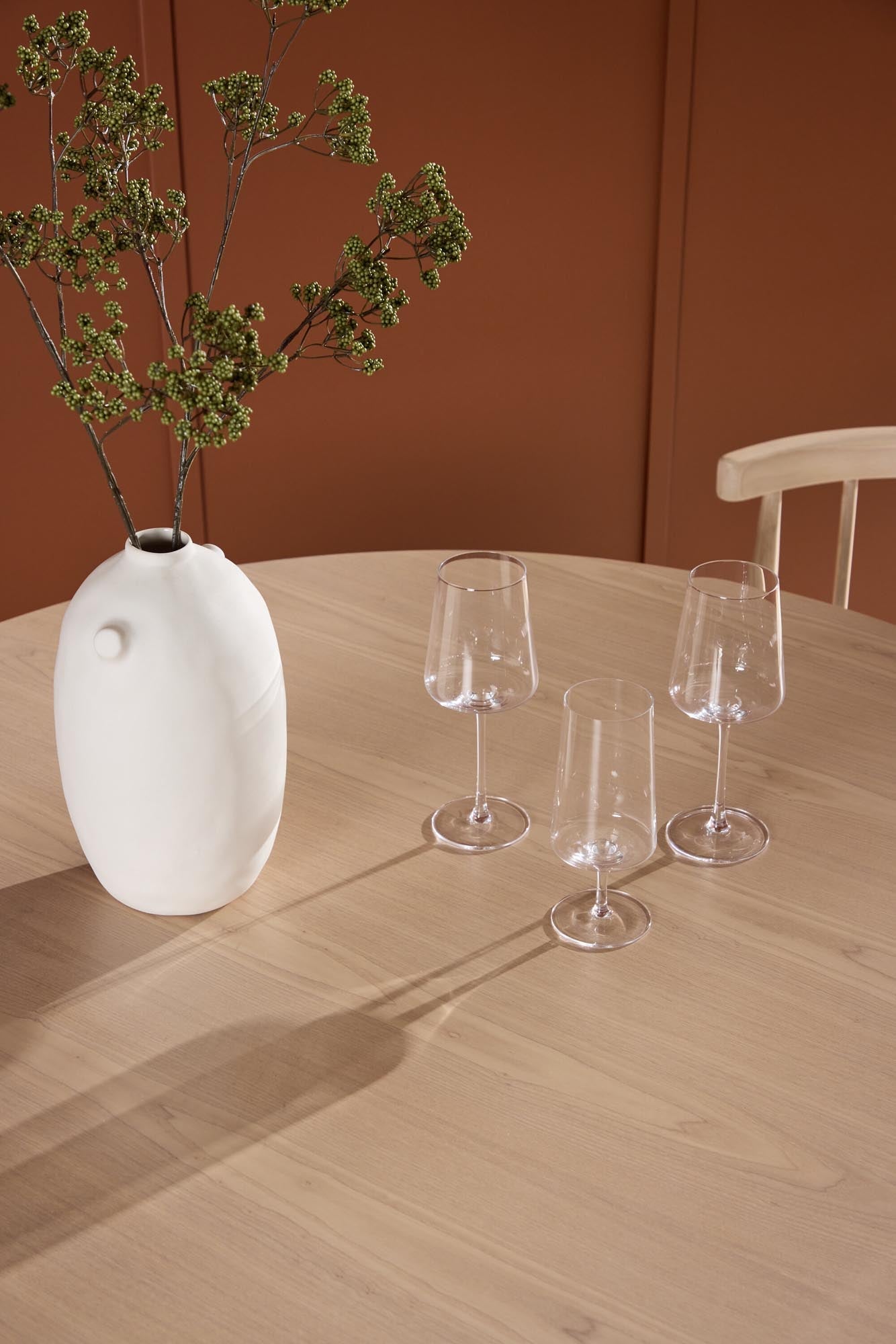 Der Flora Esstisch von Venture Home besticht durch sein rundes Design und hochwertige Verarbeitung, ideal für stilvolle Esszimmer.