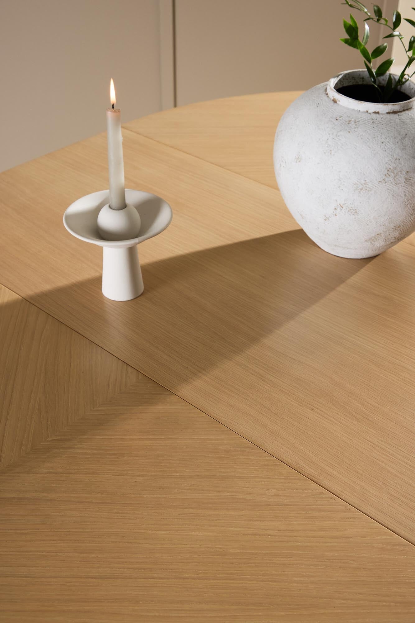 Entdecken Sie den rechteckigen Esstisch Strada von Venture Home – ein modernes Designhighlight, das Eleganz und Funktionalität vereint. Ideal für gesellige Runden!