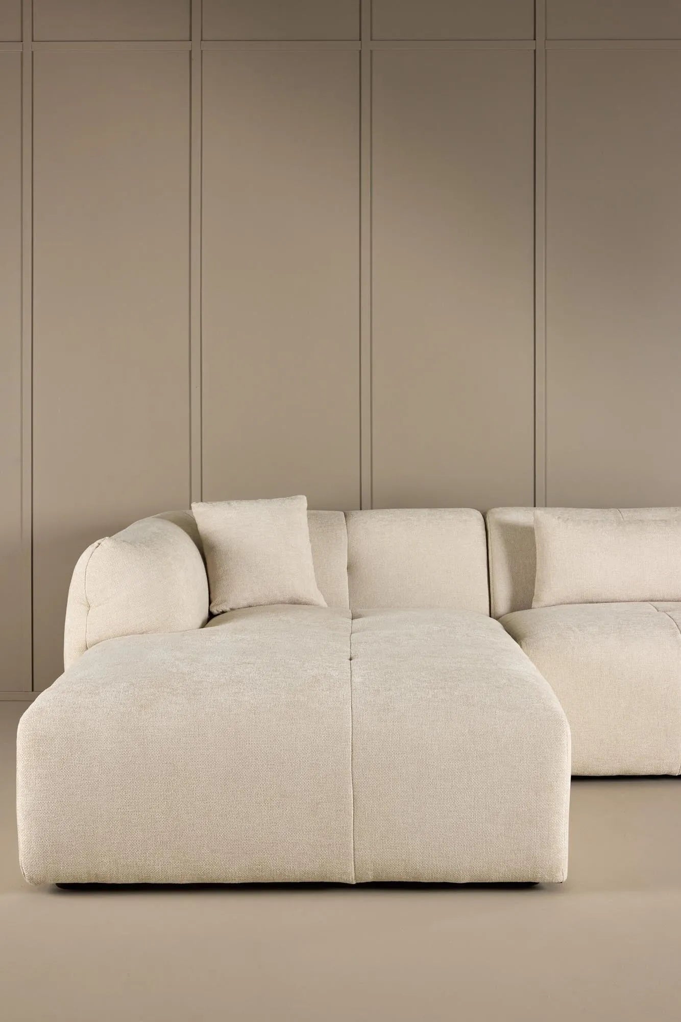 Das Positano Ecksofa von Vind bietet modernen Stil und Komfort, ideal für elegante und gemütliche Wohnräume.
