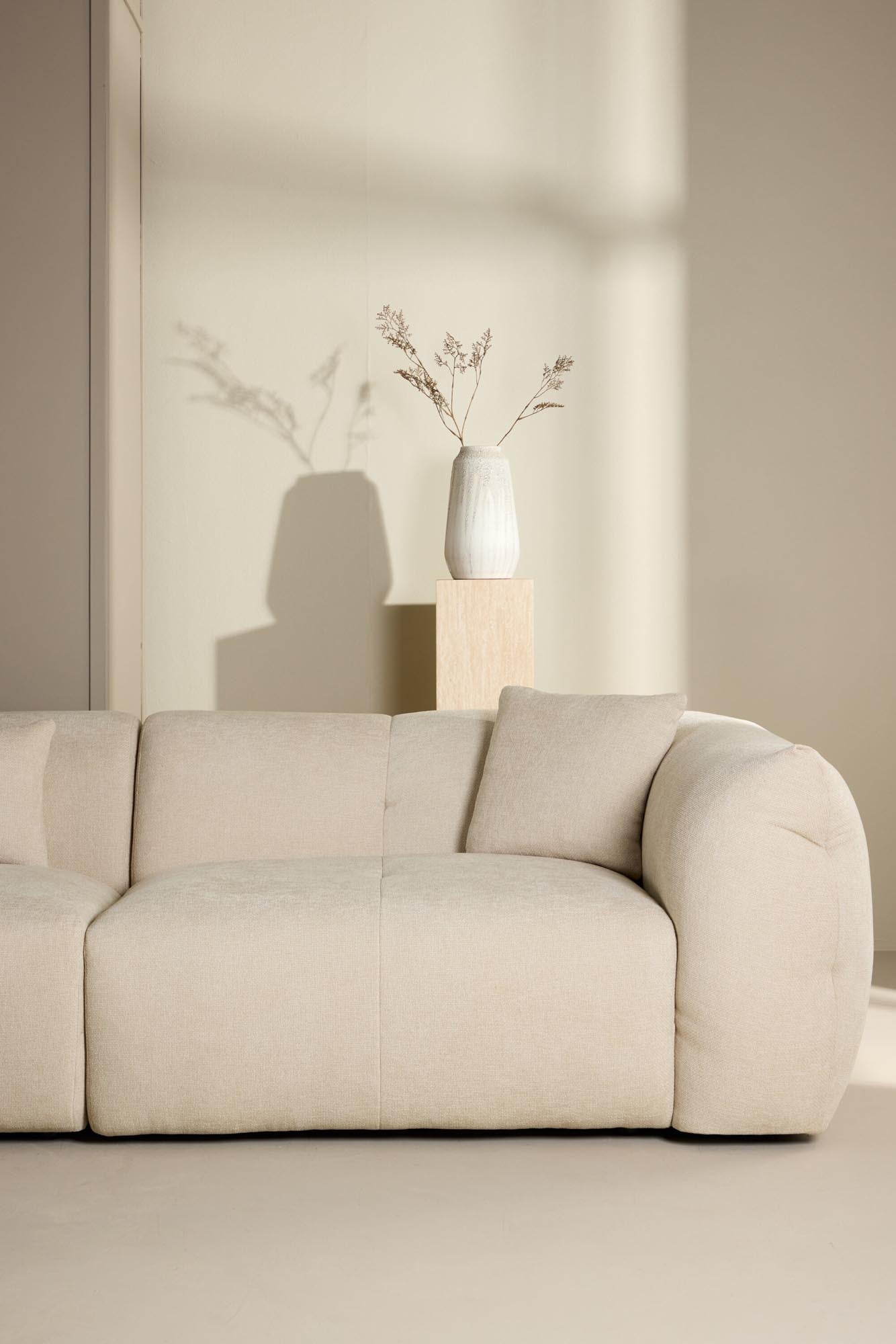 Das Positano Ecksofa von Vind kombiniert zeitgemässes Design mit Komfort, perfekt für stilvolle und einladende Wohnbereiche.