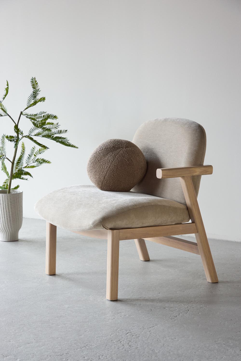 Rile Sessel in Weisswasch präsentiert im Onlineshop von KAQTU Design AG. Sessel ist von Venture Home