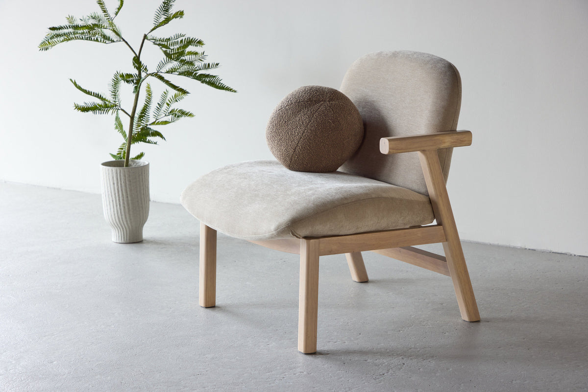 Rile Sessel in Weisswasch präsentiert im Onlineshop von KAQTU Design AG. Sessel ist von Venture Home