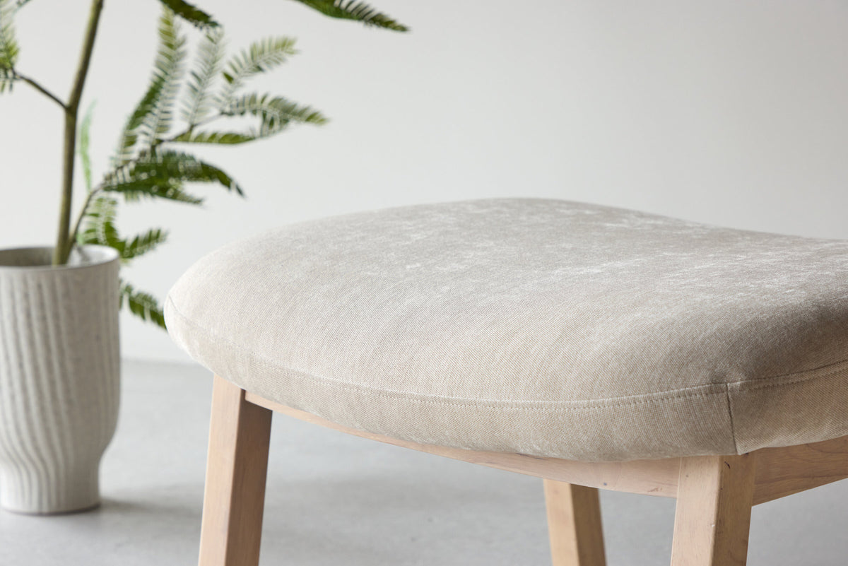 Rile Ottoman in Beige präsentiert im Onlineshop von KAQTU Design AG.  ist von Venture Home