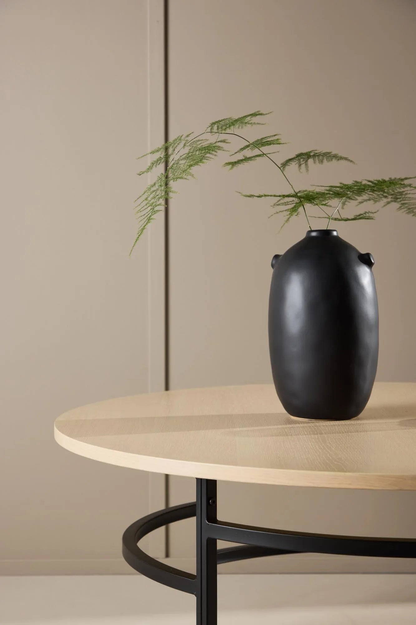 Eleganter Sofatisch aus MDF, minimalistisch und funktional, passt perfekt in moderne Wohnräume. Ø 100 cm, tiefschwarz.