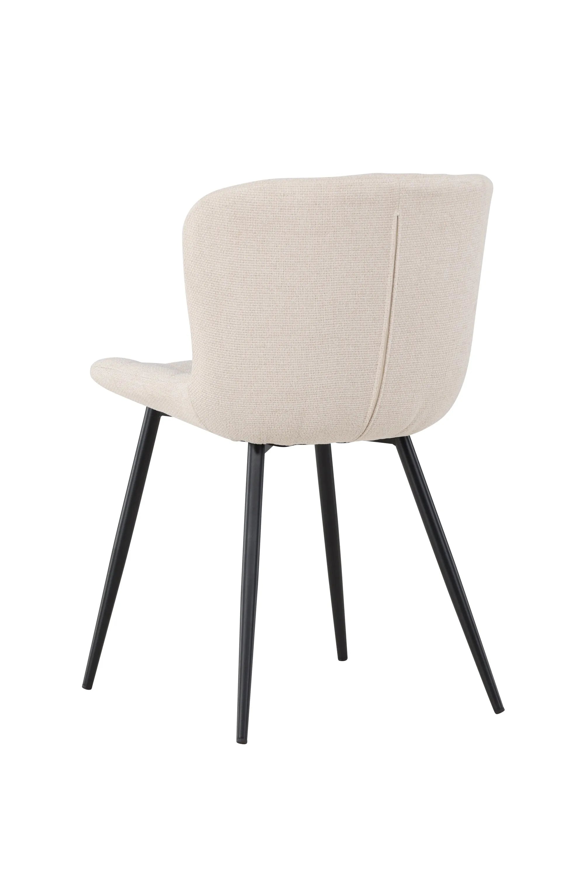 Der Lily Esszimmerstuhl vereint elegantes Design mit Komfort: Beige Polsterung, schwarze Beine, ideal für stilvolle Esszimmer.