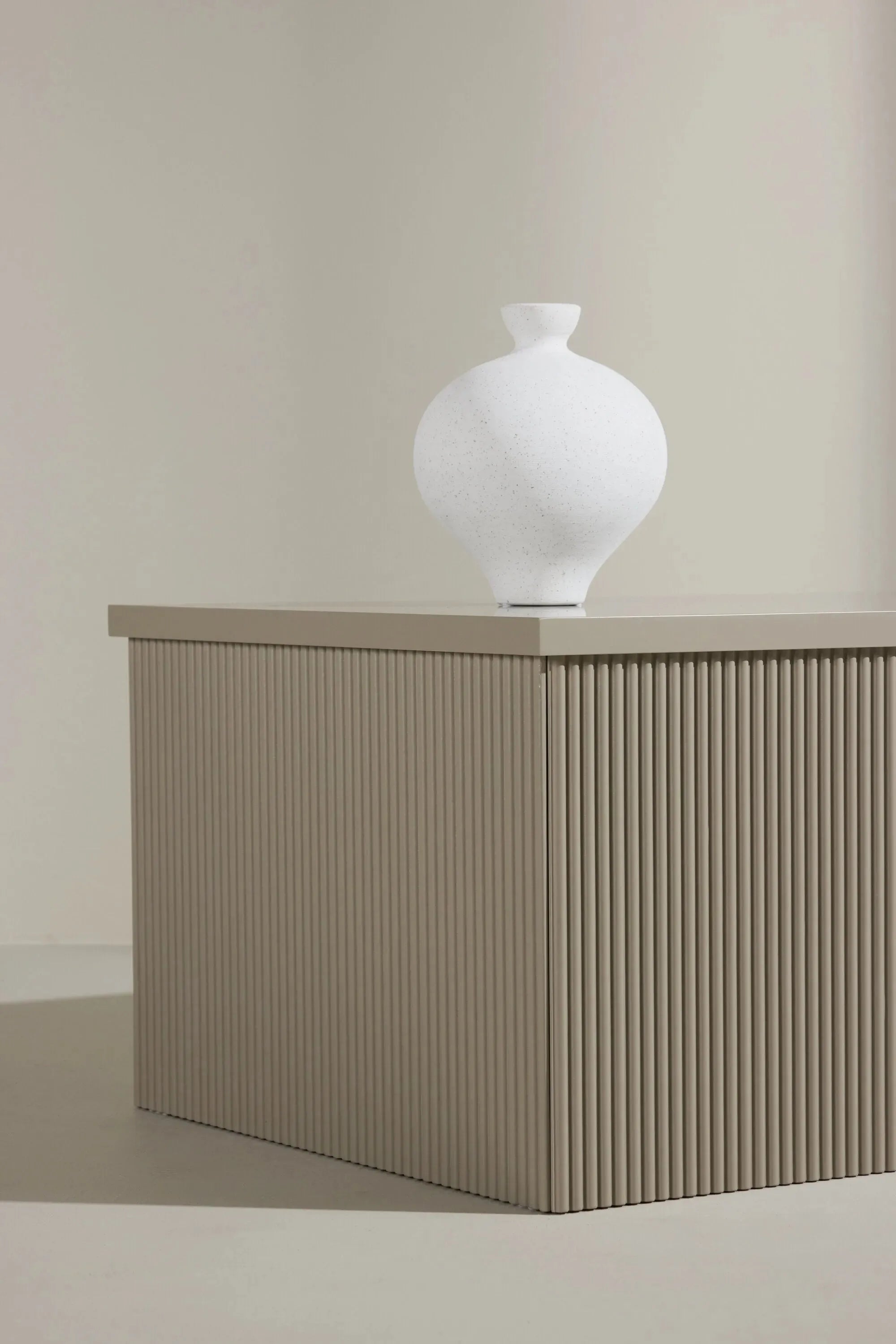 Der Lenox Beistelltisch vereint stilvolle Pfirsichfarbe mit robuster MDF-Struktur und gerippter Oberfläche für vielseitige Eleganz.