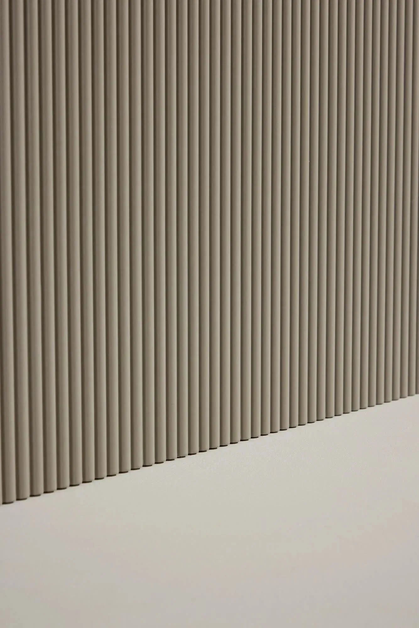 Der Lenox Beistelltisch vereint stilvolle Pfirsichfarbe mit robuster MDF-Struktur und gerippter Oberfläche für vielseitige Eleganz.