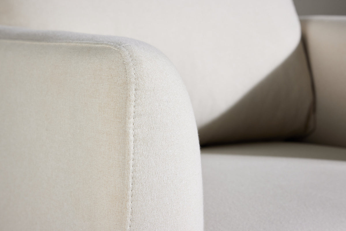 Sessel Sky in White präsentiert im Onlineshop von KAQTU Design AG. Sessel mit Armlehnen ist von Venture Home