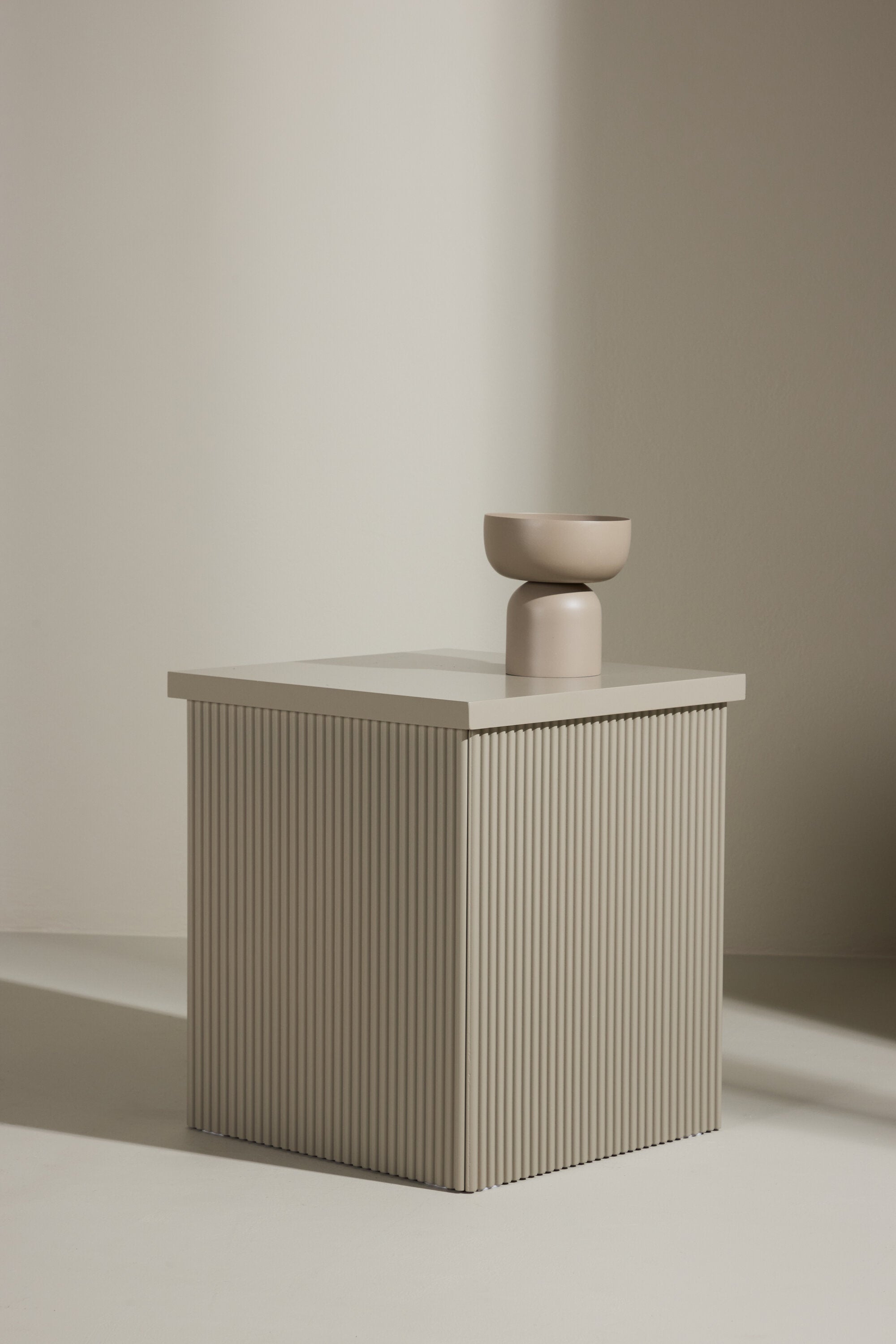 Lenox Beistelltisch in Beige präsentiert im Onlineshop von KAQTU Design AG. Beistelltisch ist von Venture Home