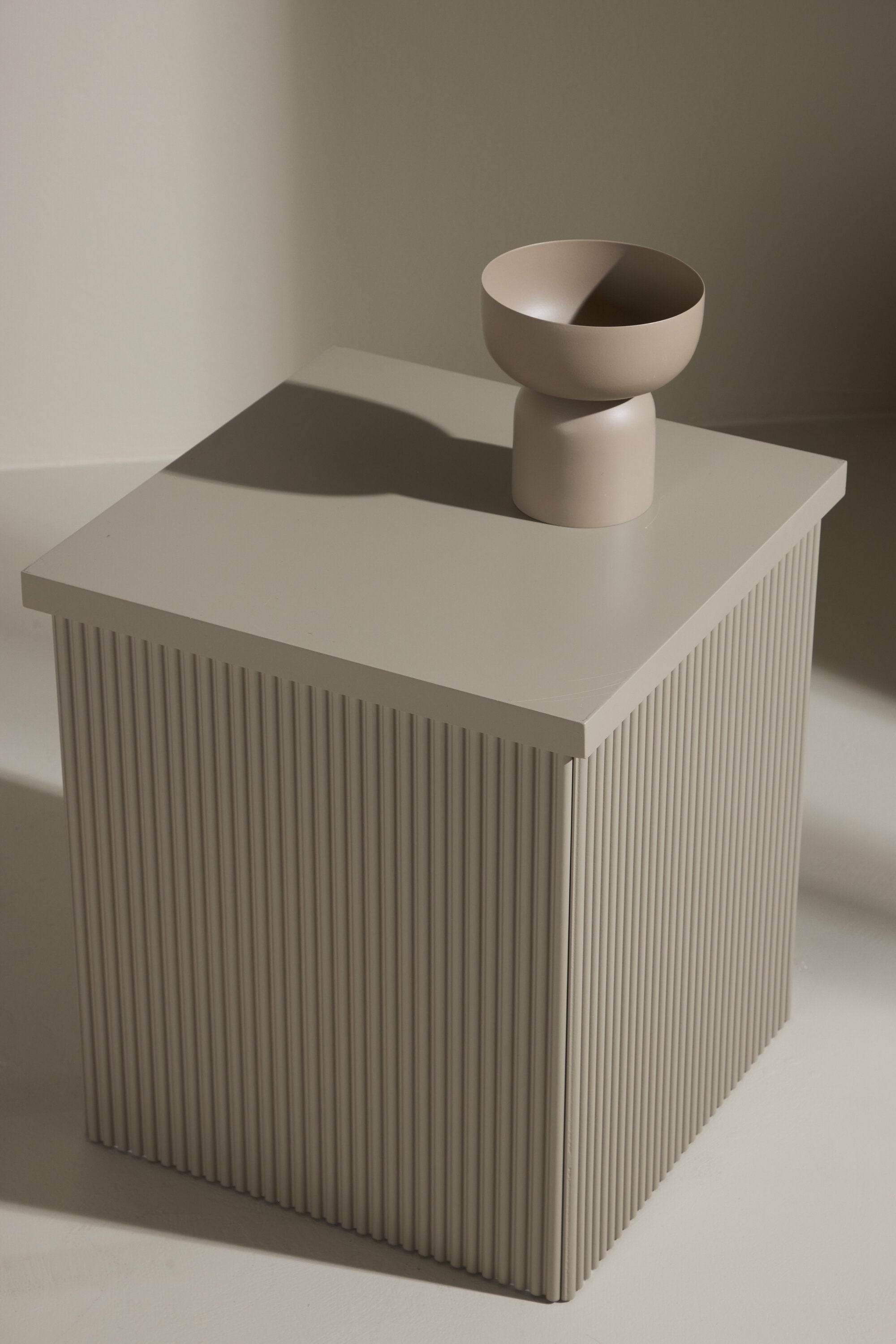 Lenox Beistelltisch in Beige präsentiert im Onlineshop von KAQTU Design AG. Beistelltisch ist von Venture Home