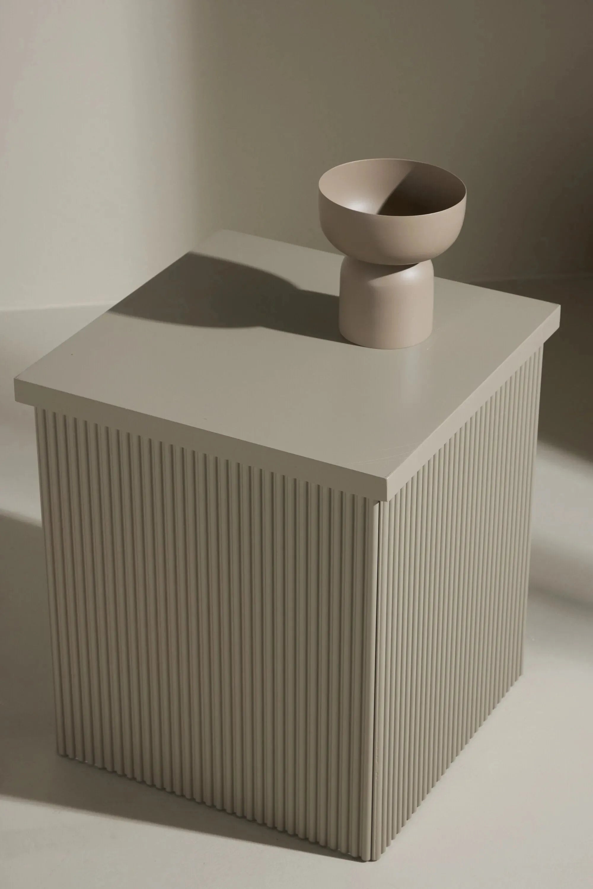 Der Lenox Beistelltisch vereint stilvolle Pfirsichfarbe mit robuster MDF-Struktur und gerippter Oberfläche für vielseitige Eleganz.