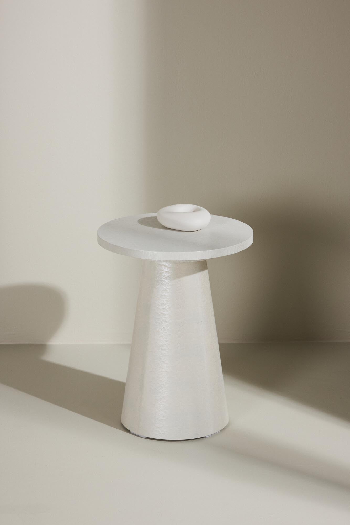 Eleganter Lanzo Beistelltisch in Mokkafarbe, 35 cm Durchmesser, ideal für kleine Räume. Vielseitig als Nachttisch oder Ablage nutzbar.
