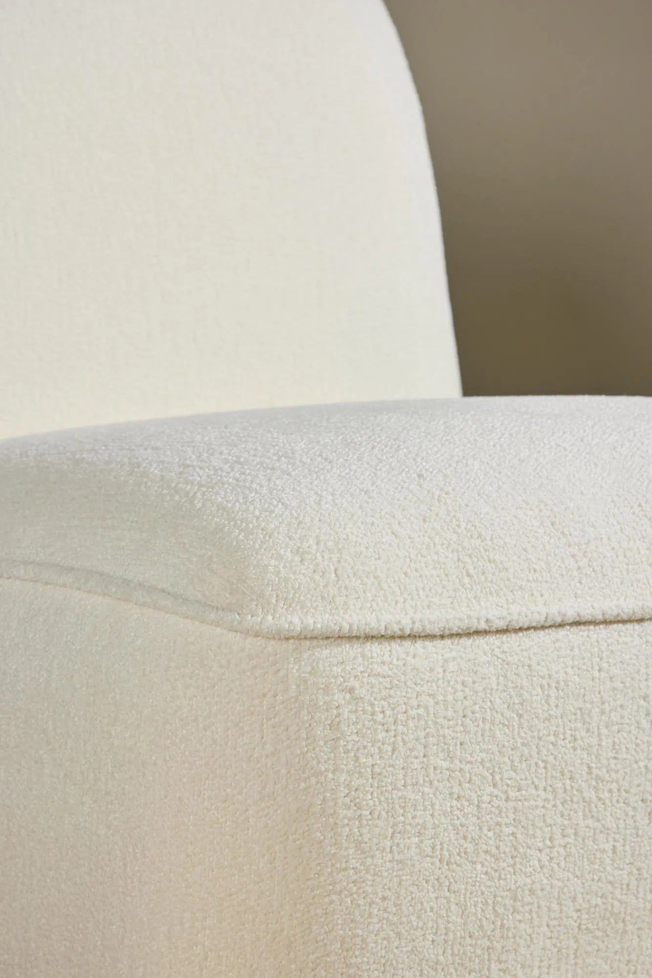Der My Loungesessel von Venture Home vereint modernes Design mit klassischem Komfort und ist ein stilvoller Hingucker.