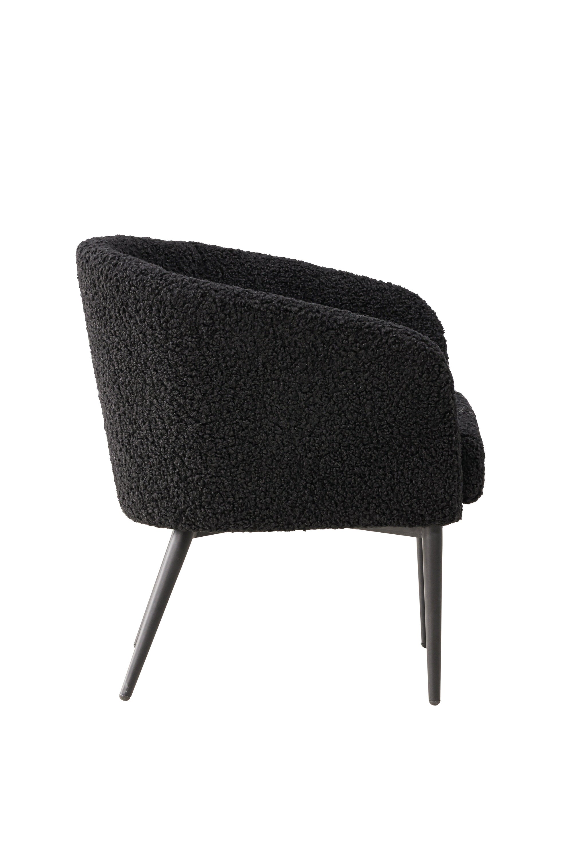Der Fluffy Sessel von Venture Home: Kuscheliges Teddy-Material trifft auf modernes Design mit schwarzem Metallgestell.