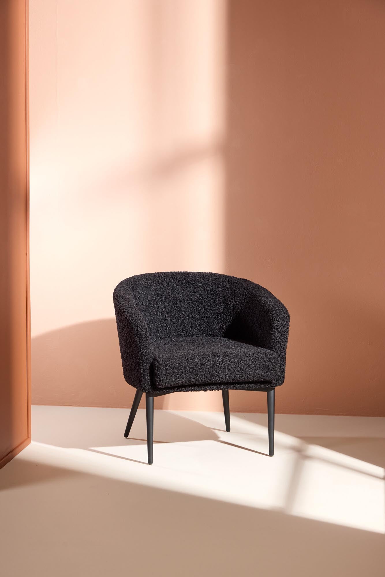 Der Fluffy Sessel von Venture Home: Kuscheliges Teddy-Material trifft auf modernes Design mit schwarzem Metallgestell.