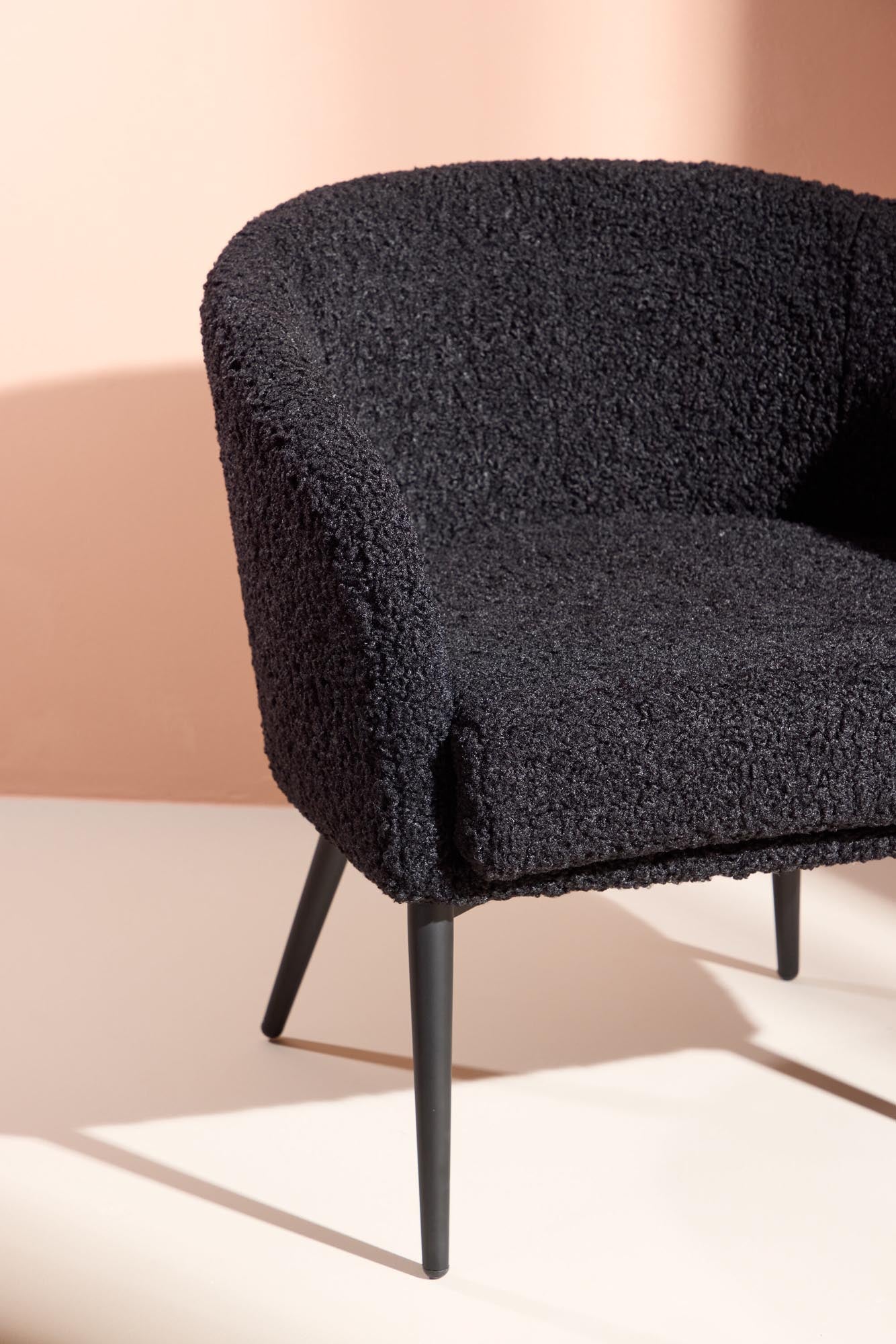 Der Fluffy Sessel von Venture Home: Kuscheliges Teddy-Material trifft auf modernes Design mit schwarzem Metallgestell.