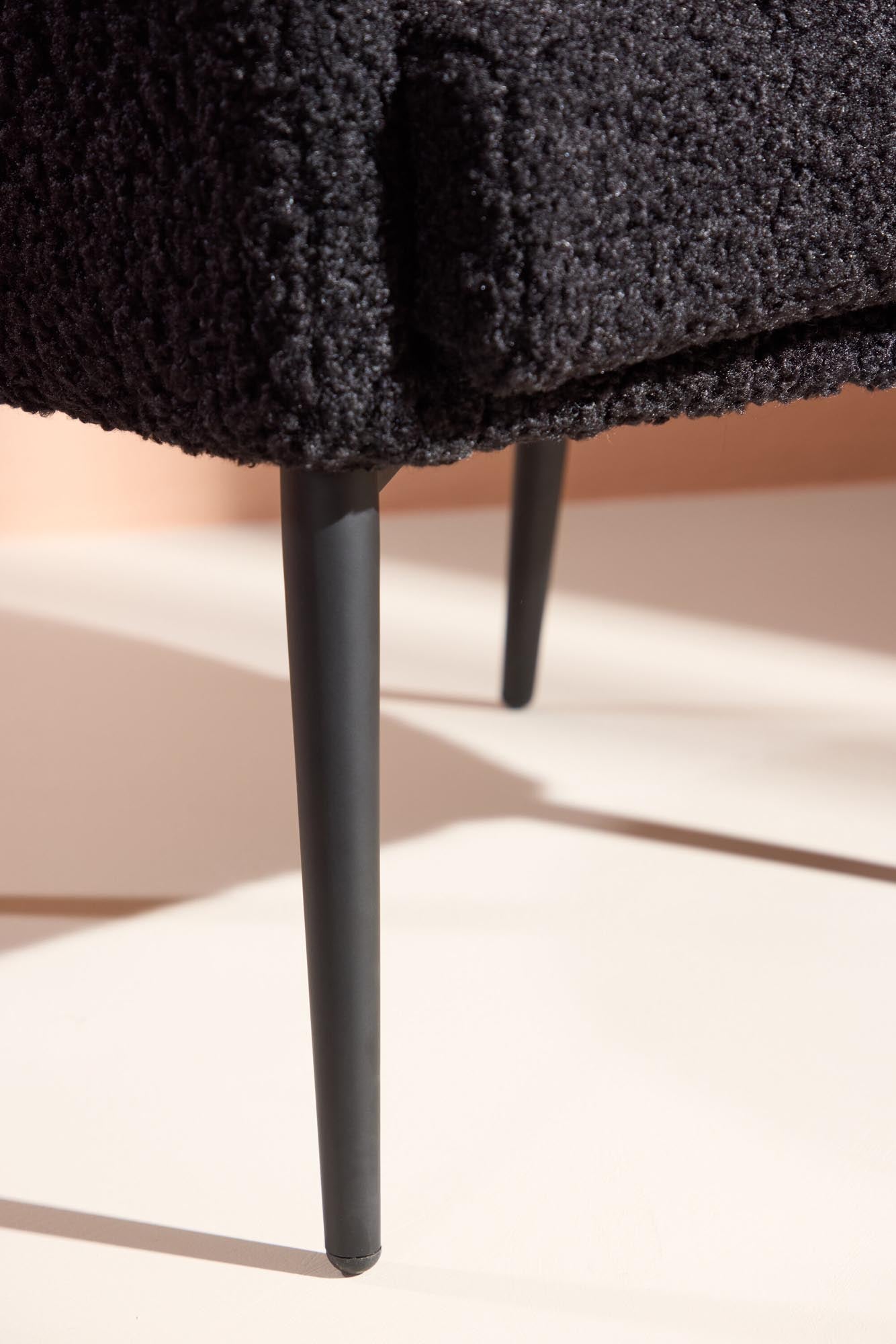 Der Fluffy Sessel von Venture Home: Kuscheliges Teddy-Material trifft auf modernes Design mit schwarzem Metallgestell.