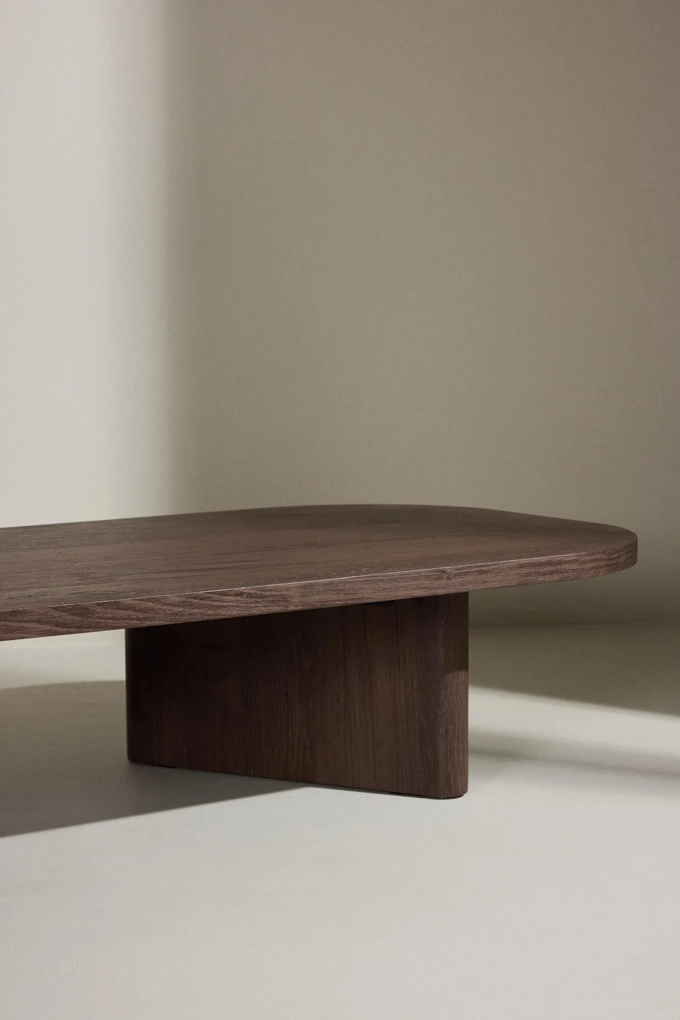 Moderner Grönvik Sofatisch von Venture Home, stilvolles Design, hochwertige Verarbeitung, ideal für elegante Wohnräume.