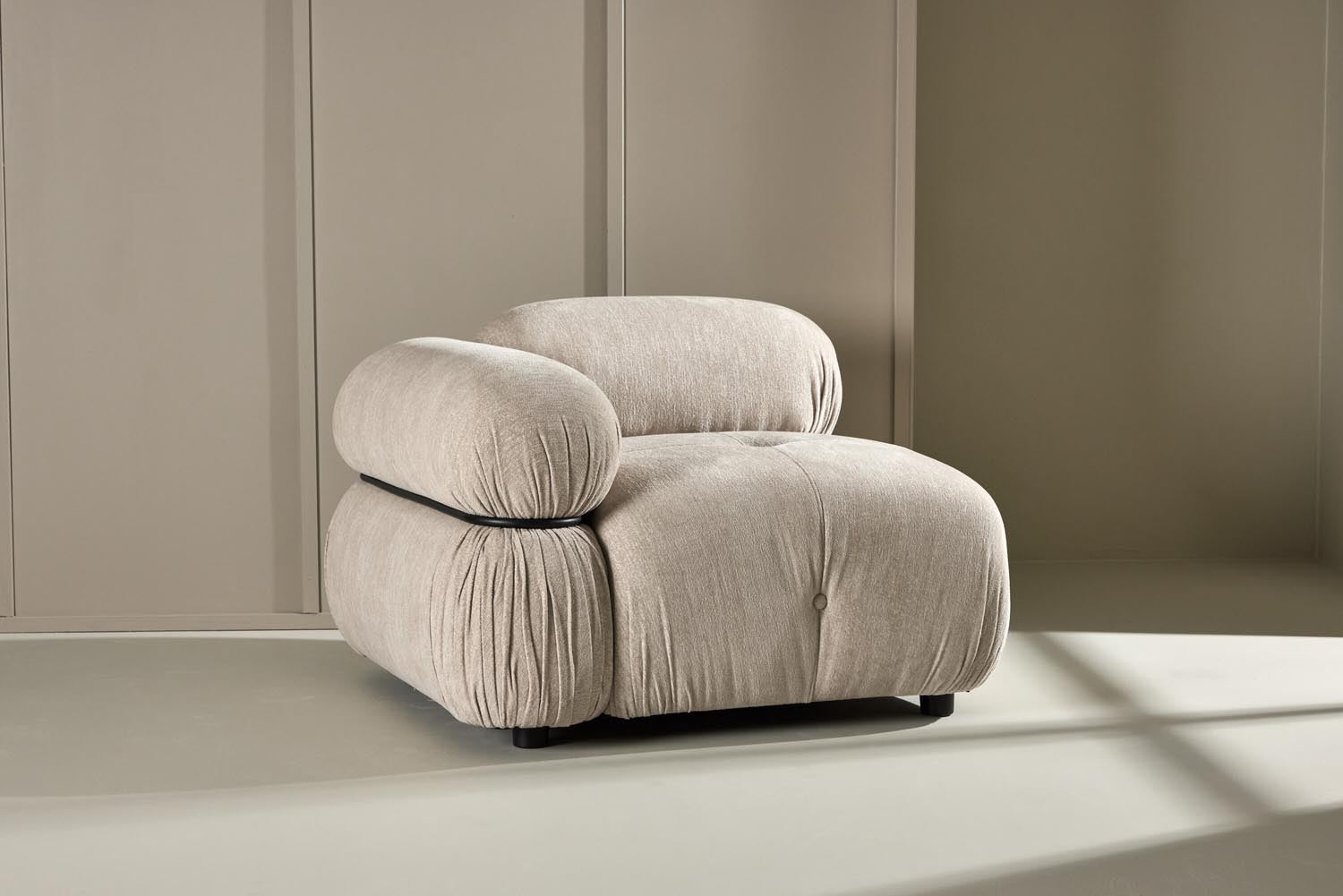 Mika modulares Sofa in Beige präsentiert im Onlineshop von KAQTU Design AG. Modulares Sofa ist von Venture Home