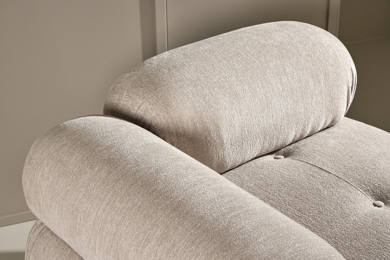 Mika modulares Sofa in Beige präsentiert im Onlineshop von KAQTU Design AG. Modulares Sofa ist von Venture Home