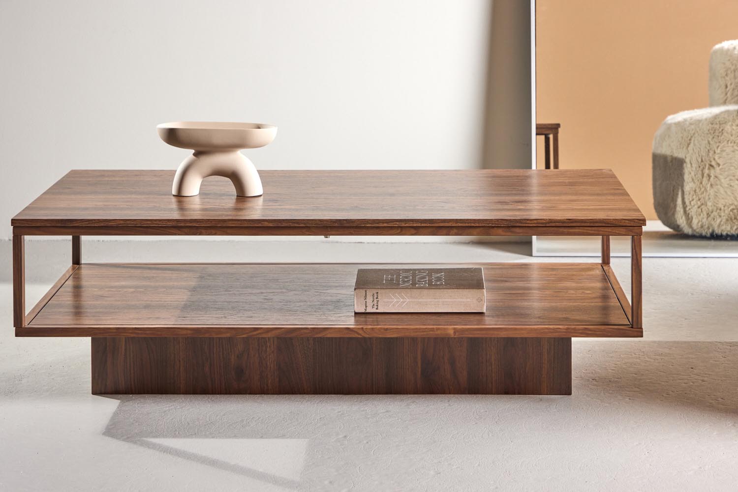 Maglehem Sofatisch in Walnuss präsentiert im Onlineshop von KAQTU Design AG. Beistelltisch ist von Venture Home