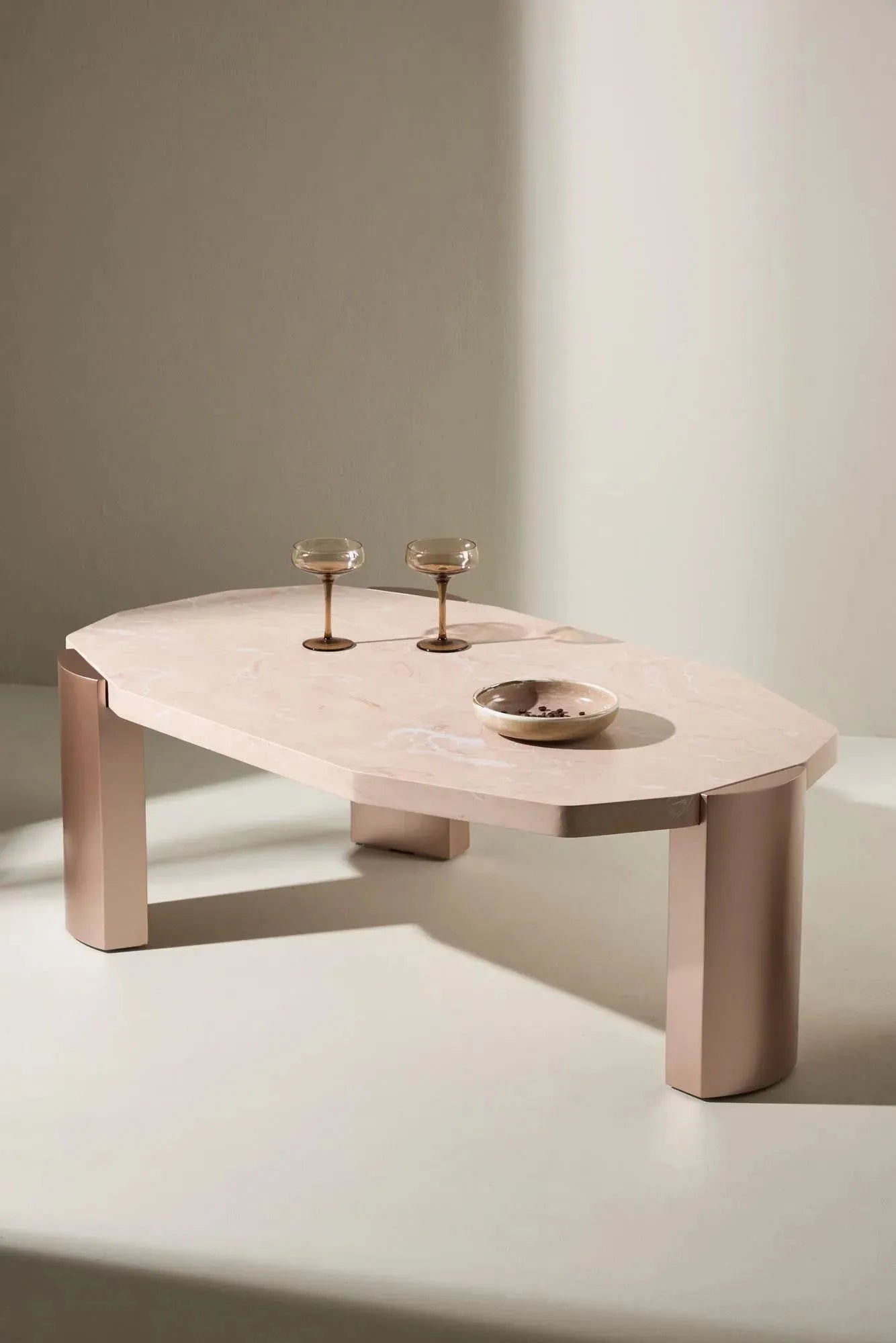 Eleganter Sofatisch in Rosé mit goldenen Akzenten, kinderfreundlich und funktional, 125x70,5 cm.