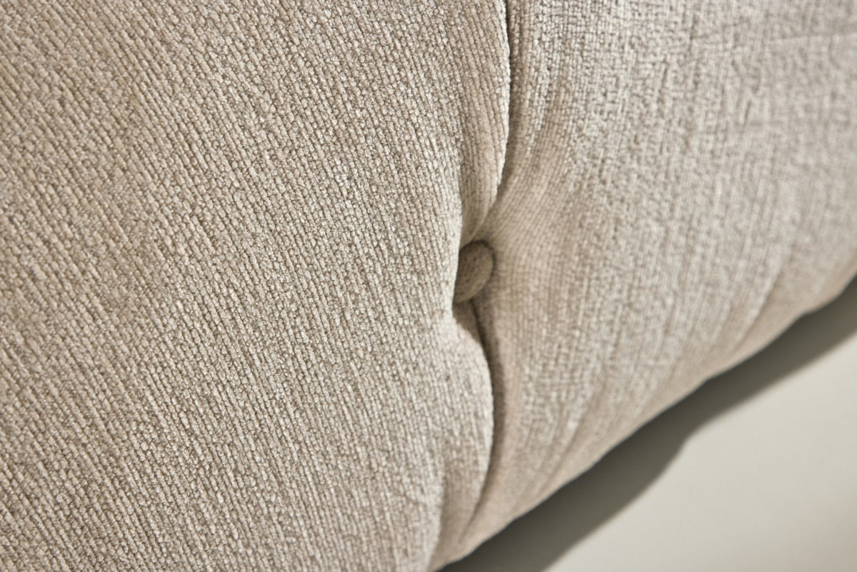 Mika Sofa Modul von Venture Home in Beige: gepolstertes Sitzelement aus Polyester mit schwarzen Beinen, Teil eines modularen Sofasystems.
