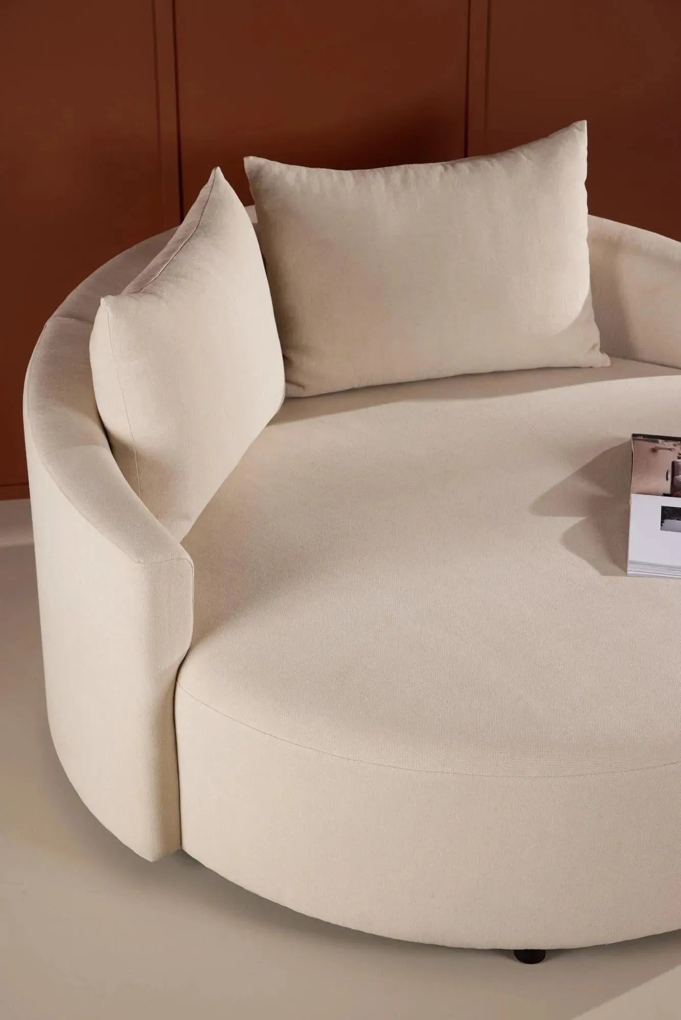 Das Kelso-Sofa vereint stilvolles Design und Komfort in einem eleganten, beigen Polyester Linen-Bezug.