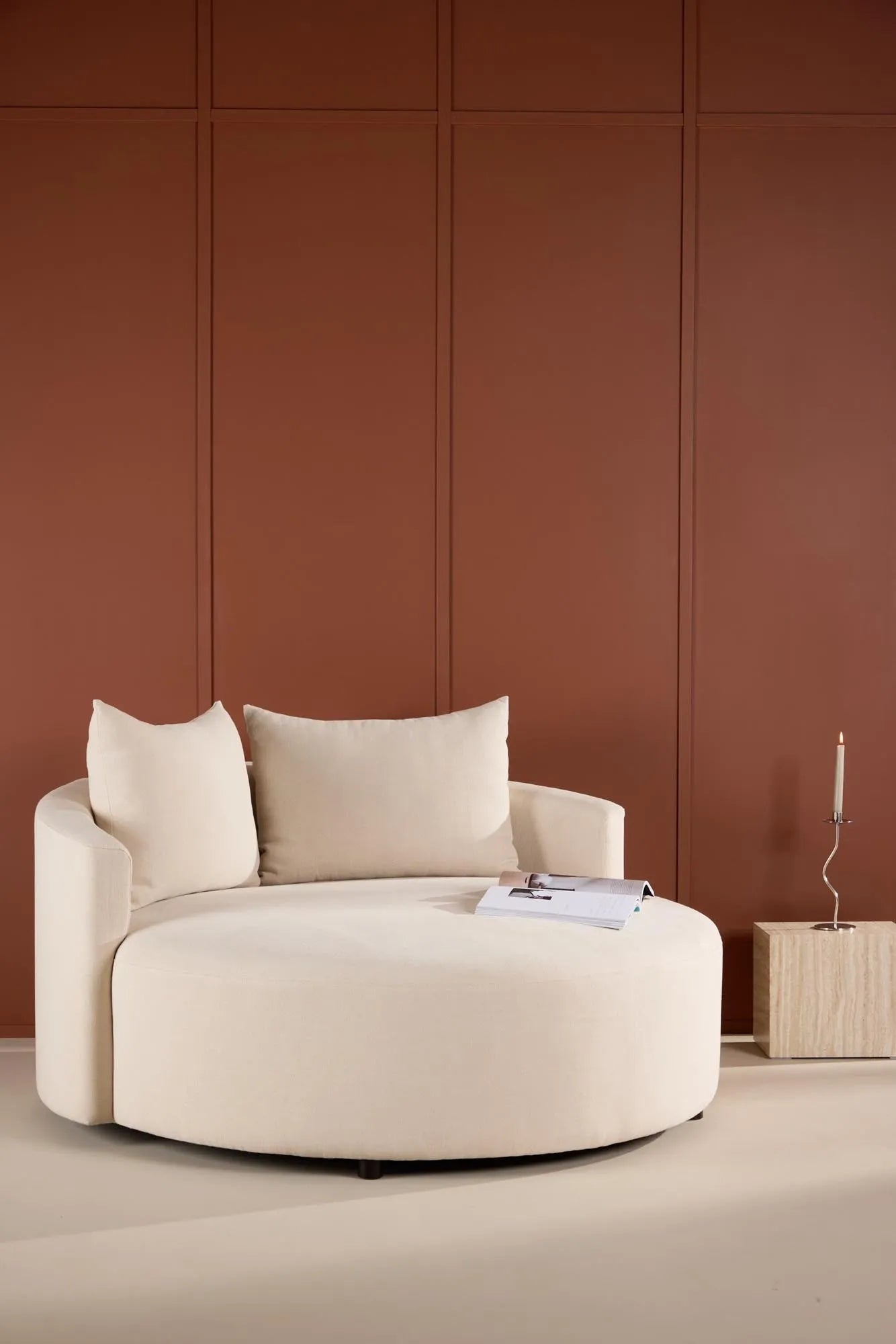 Das Kelso 3-Sitzer Sofa von Venture Home bietet stilvolles Design, hohen Komfort und hochwertige Materialien für Ihr Zuhause.