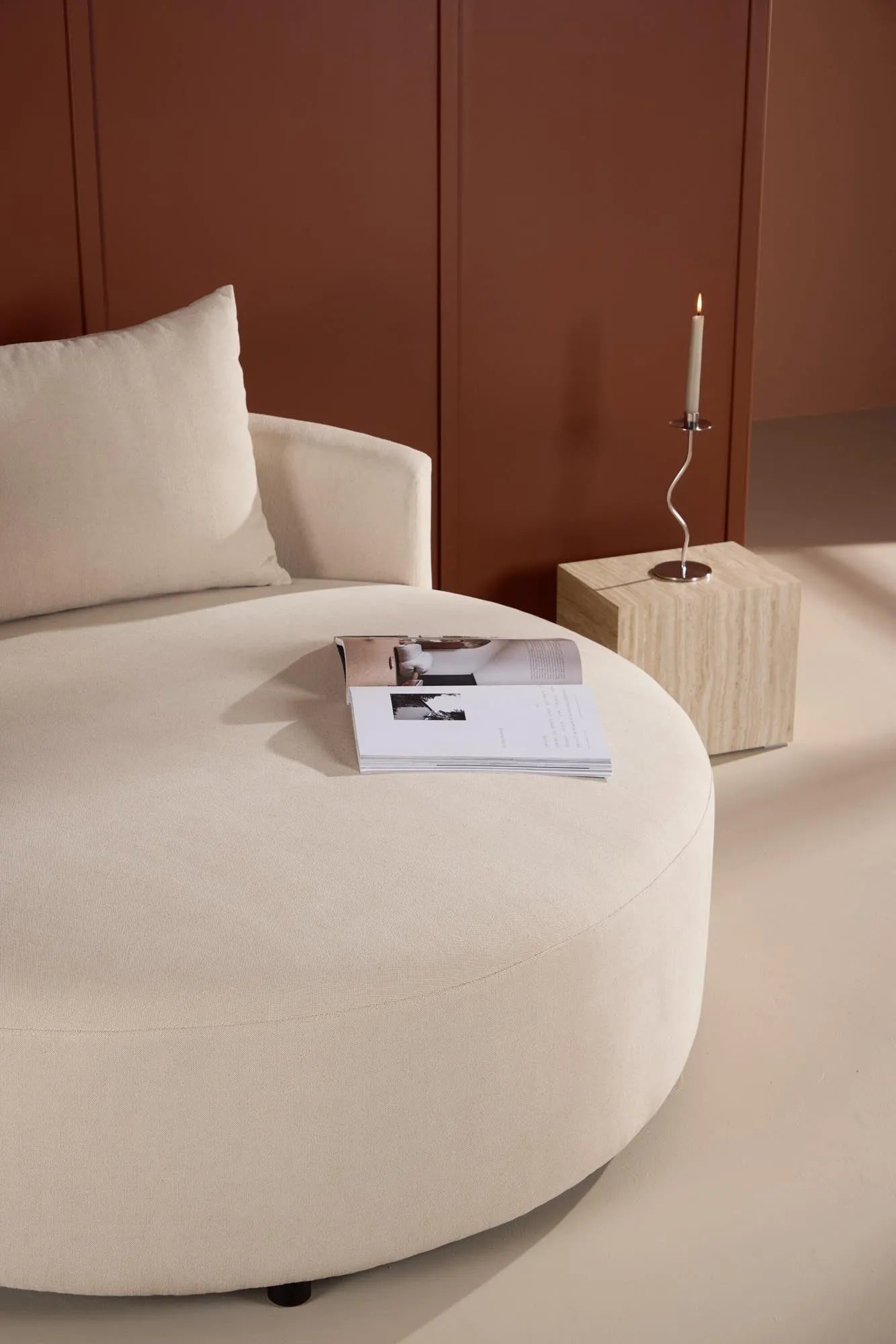 Das Kelso 3-Sitzer Sofa von Venture Home kombiniert modernes Design mit Komfort, ideal für stilvolle Wohnräume.