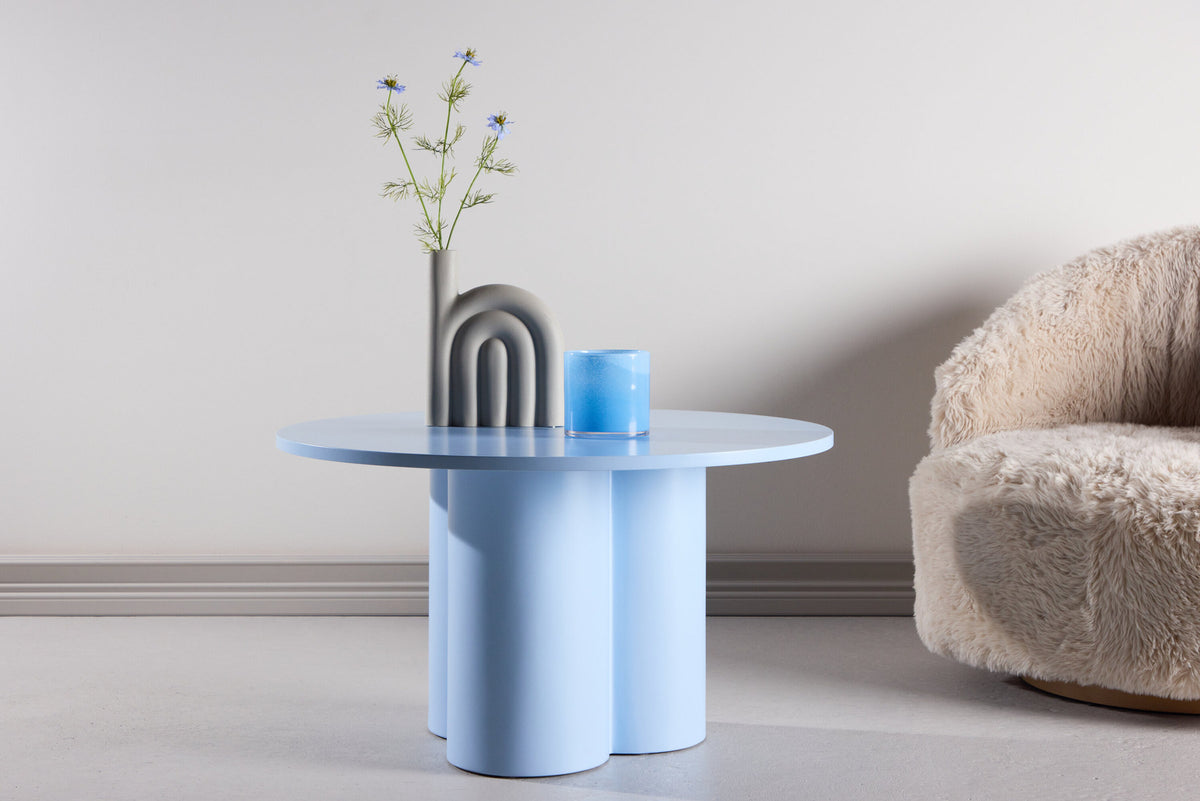 Olivia Sofa-Tisch in Blau präsentiert im Onlineshop von KAQTU Design AG. Couchtisch ist von Venture Home
