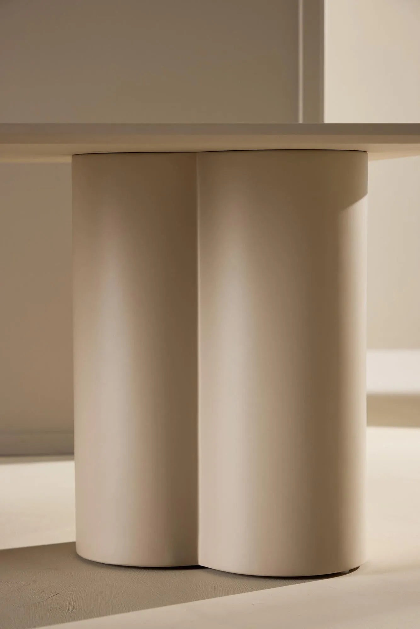 Eleganter Sofatisch aus MDF, 120x60 cm, in sanftem Beige. Vielseitig, robust und stilvoll für jeden Wohnraum.