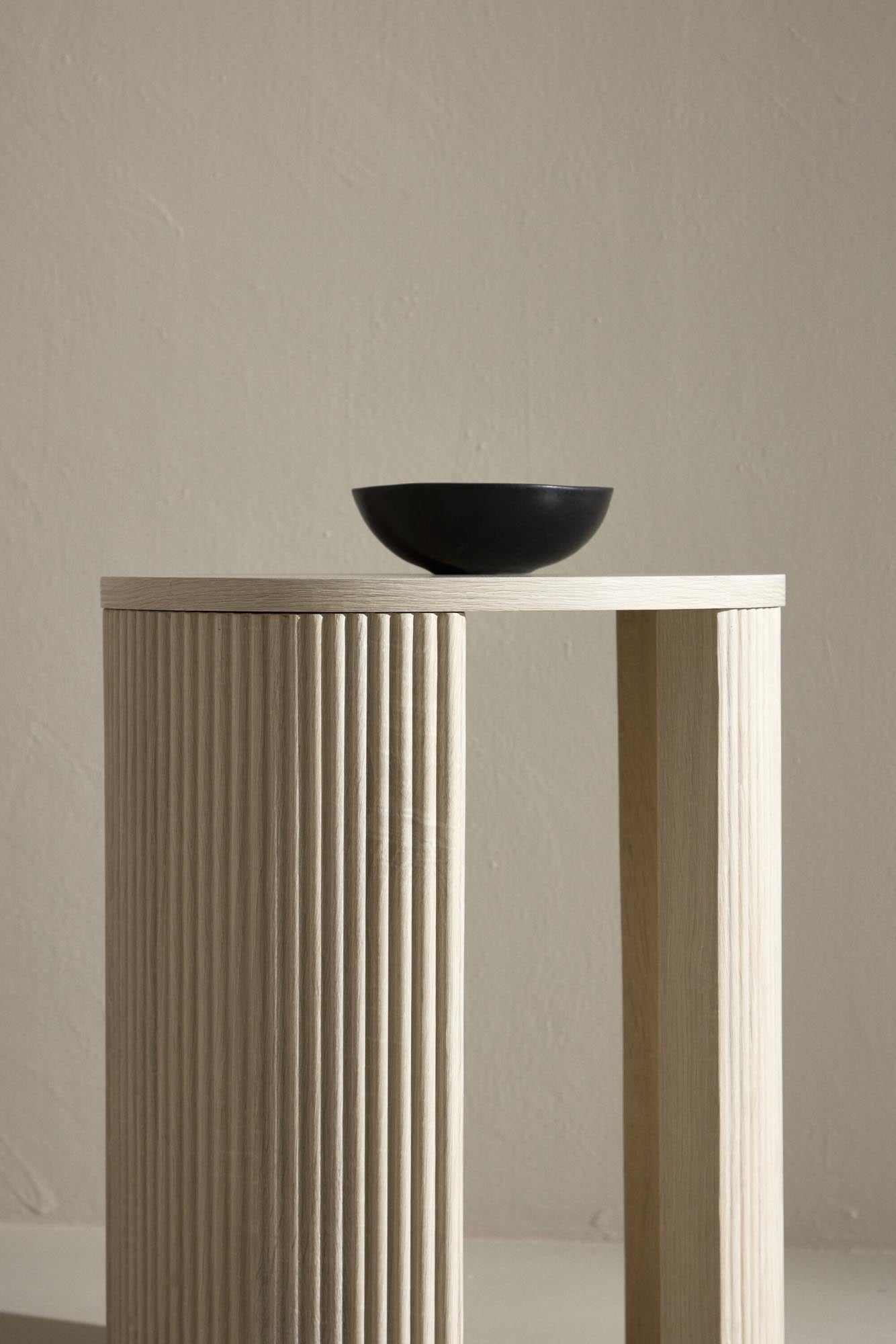 Eleganter Beistelltisch aus MDF mit Weißwaschung, ideal für moderne Wohnräume. Vielseitig und stilvoll.
