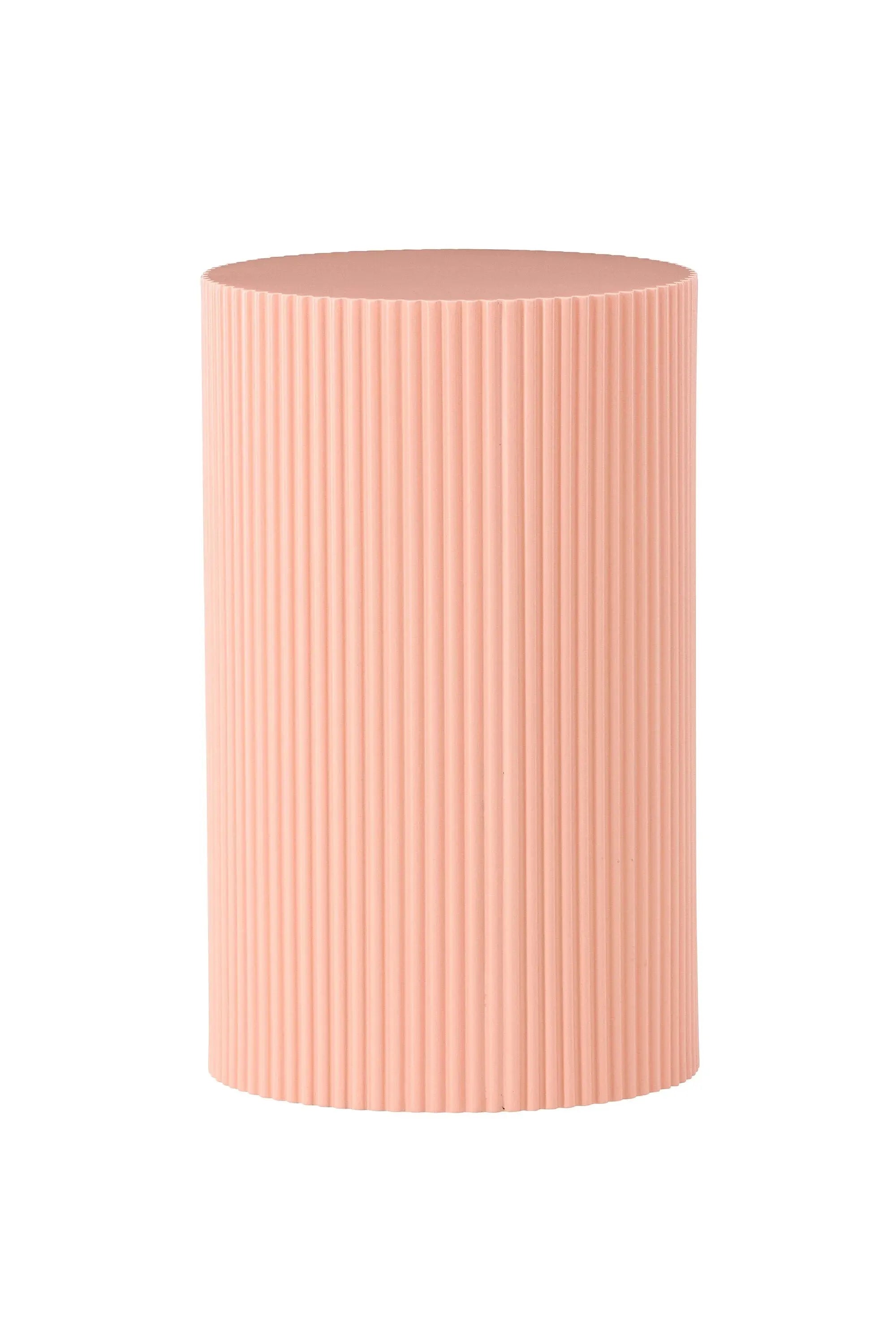 Der Lenox Beistelltisch vereint stilvolle Pfirsichfarbe mit robuster MDF-Struktur und gerippter Oberfläche für vielseitige Eleganz.
