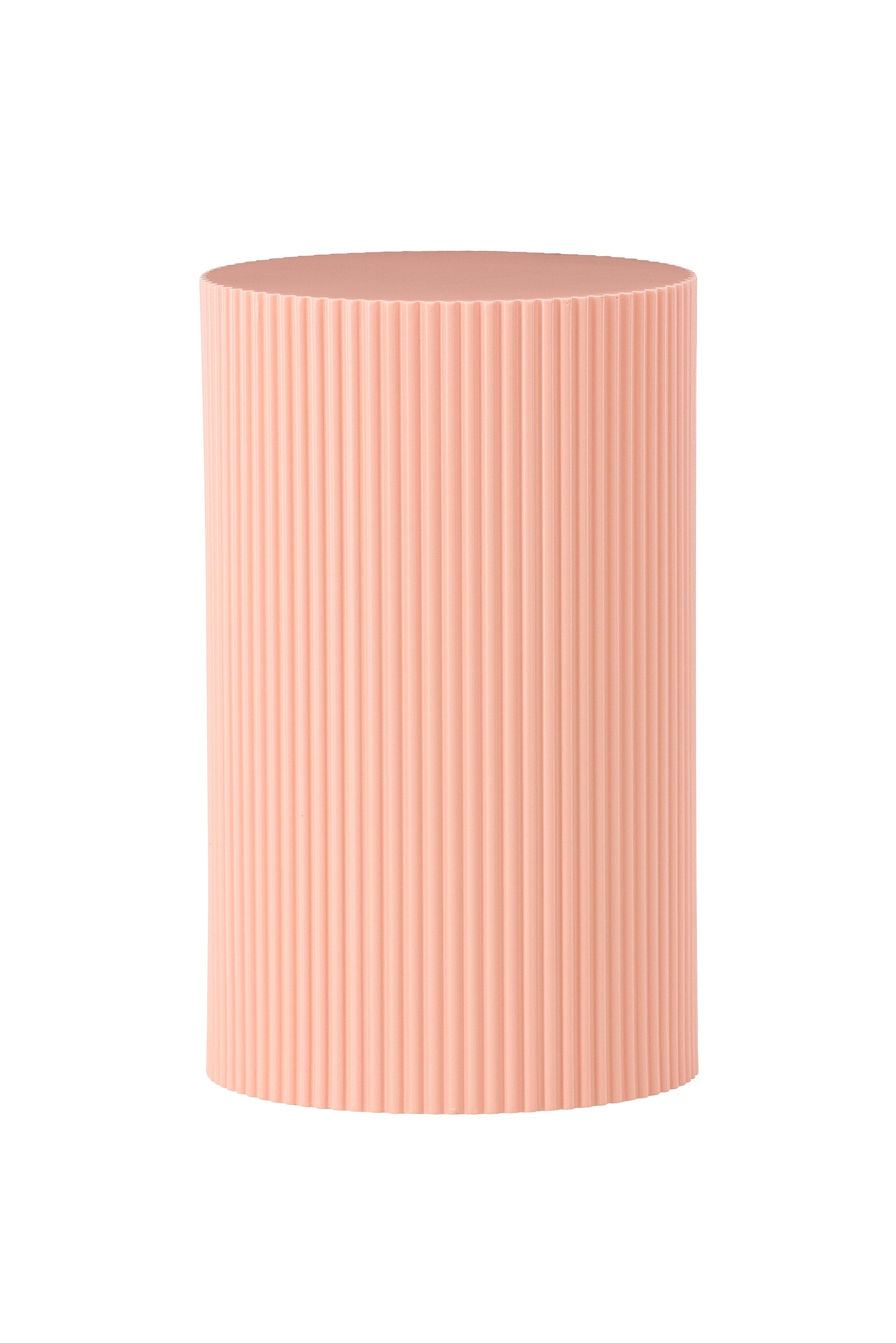 Der Lenox Beistelltisch vereint stilvolle Pfirsichfarbe mit robuster MDF-Struktur und gerippter Oberfläche für vielseitige Eleganz.