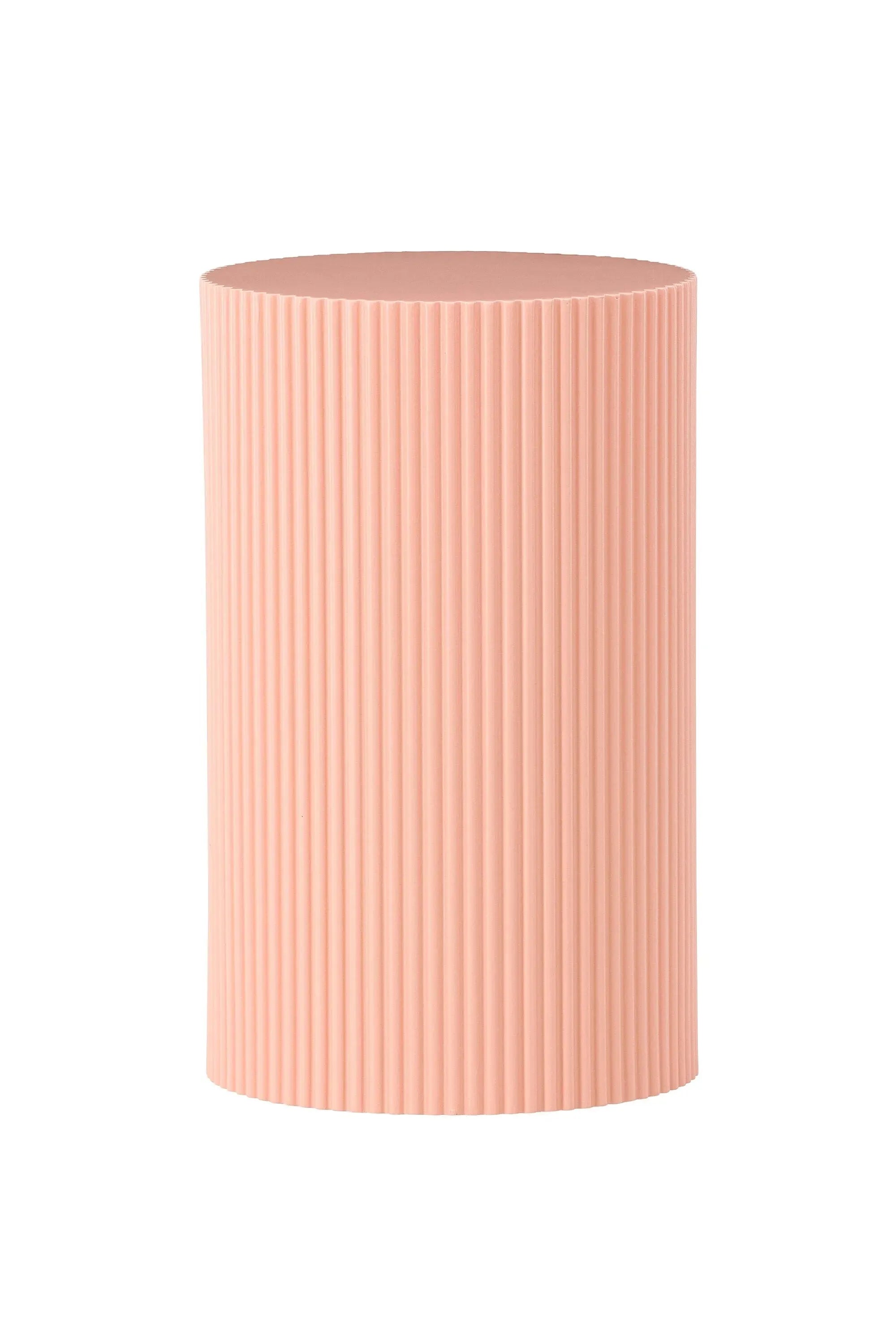 Der Lenox Beistelltisch vereint stilvolle Pfirsichfarbe mit robuster MDF-Struktur und gerippter Oberfläche für vielseitige Eleganz.