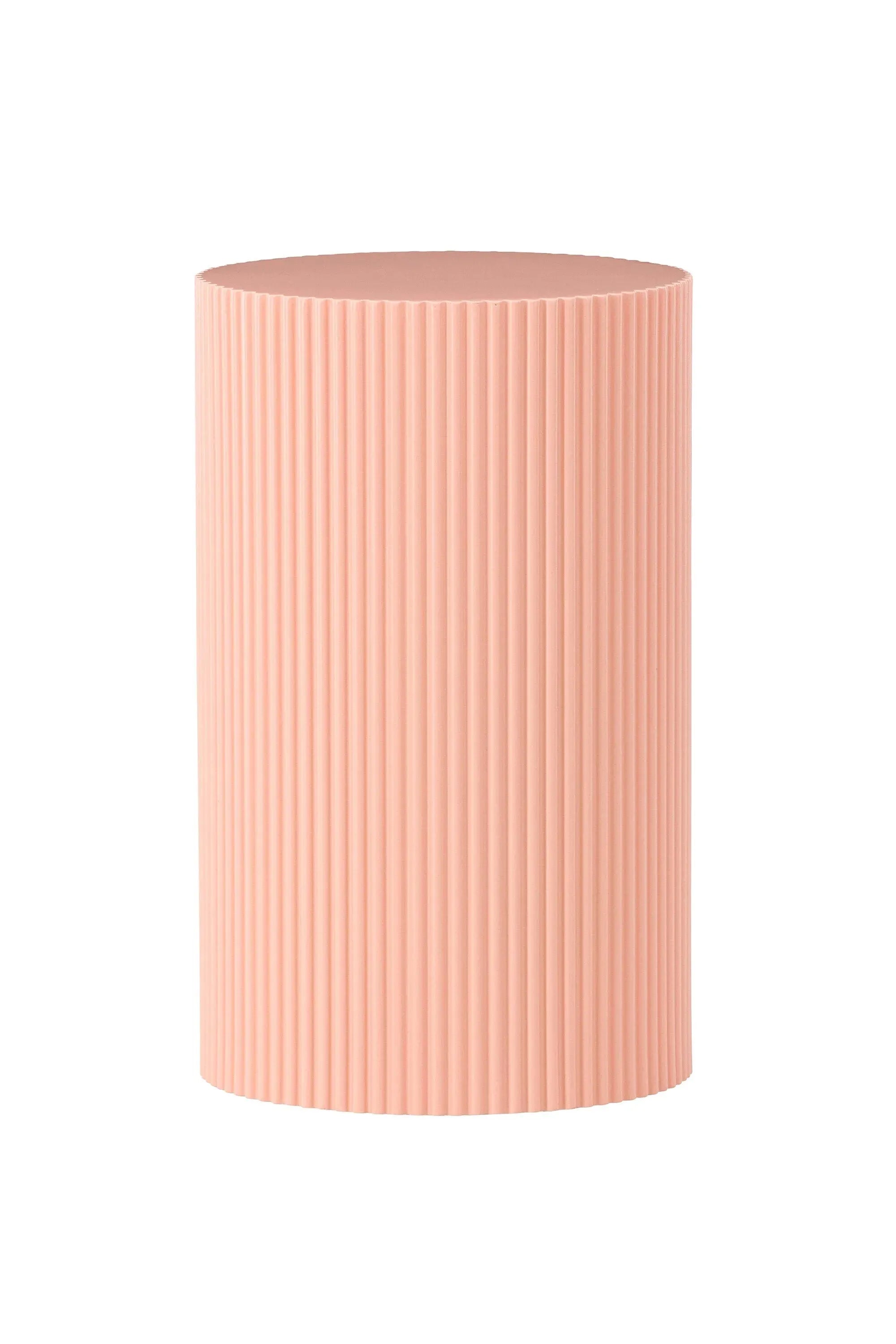 Der Lenox Beistelltisch vereint stilvolle Pfirsichfarbe mit robuster MDF-Struktur und gerippter Oberfläche für vielseitige Eleganz.