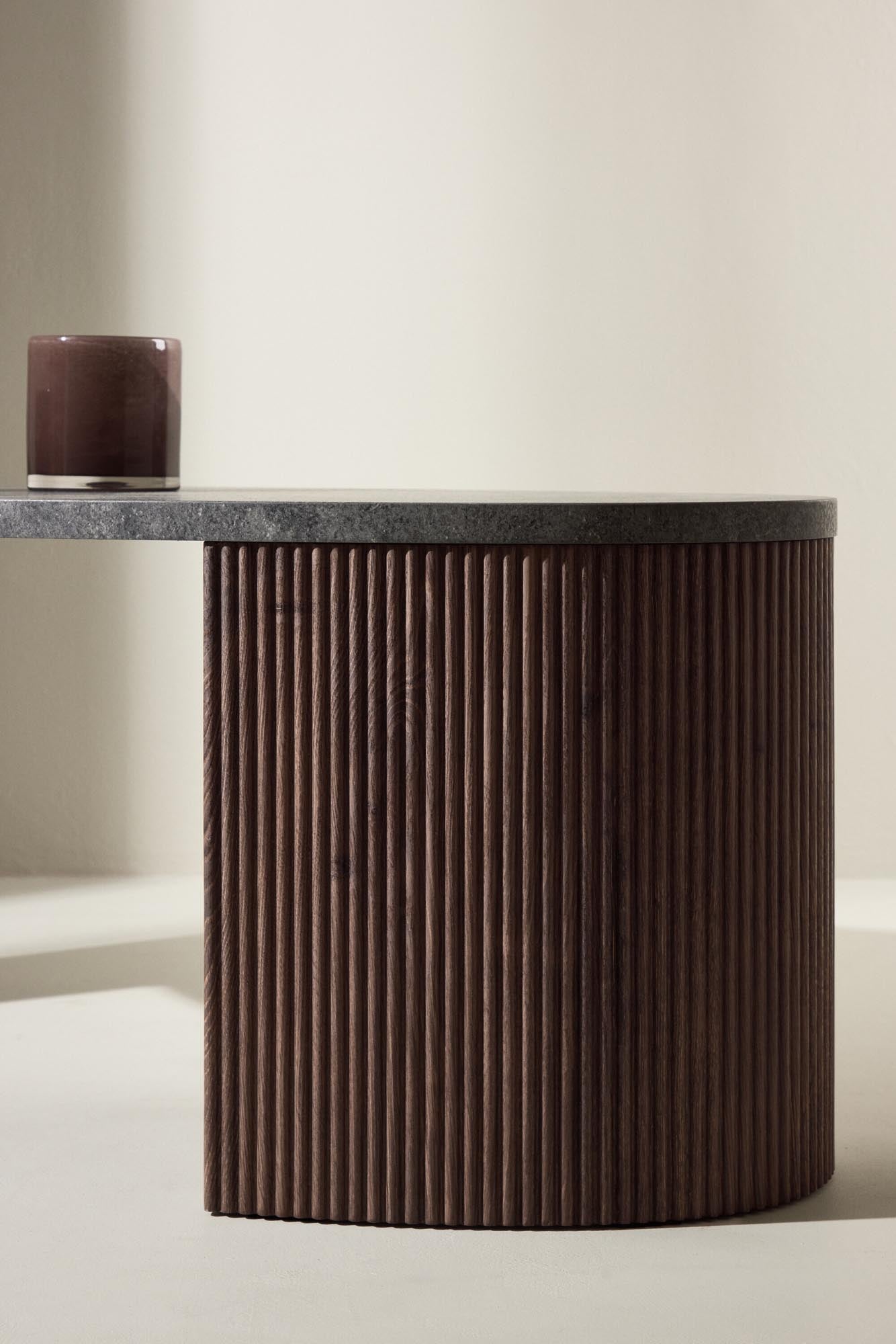 Der Bristol Sofa Tisch von Venture Home vereint stilvolle Eleganz mit Funktionalität, ideal für jedes Wohnzimmer.