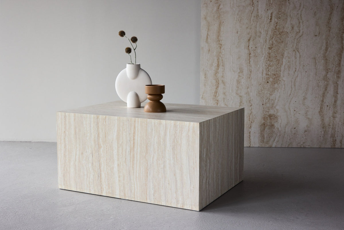 York Sofatisch von Venture Home, beiger Beistelltisch aus MDF mit quadratischer Tischplatte und schlichten Beinen im Steinlook