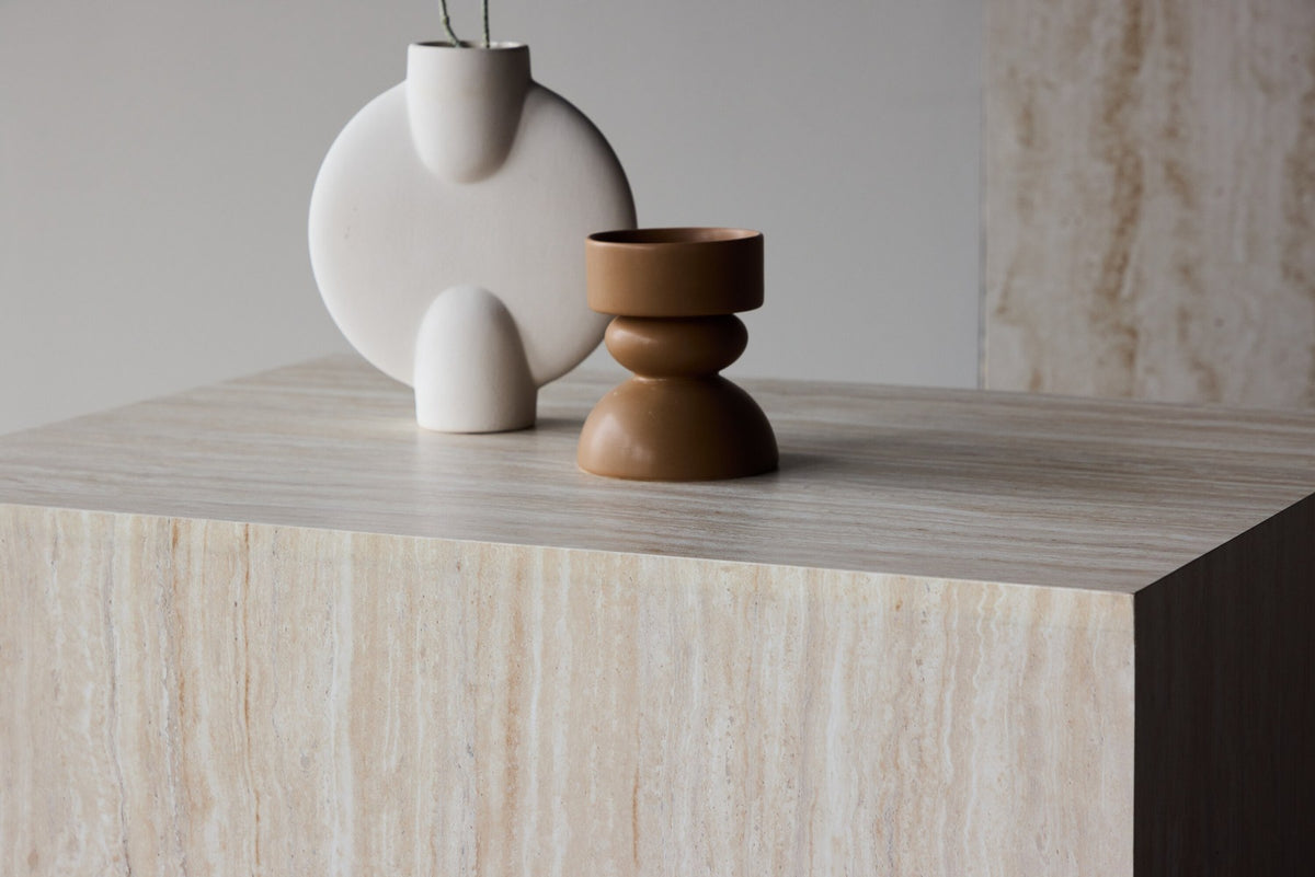 York Sofatisch von Venture Home, beiger Beistelltisch aus MDF mit quadratischer Tischplatte und schlichten Beinen im Steinlook