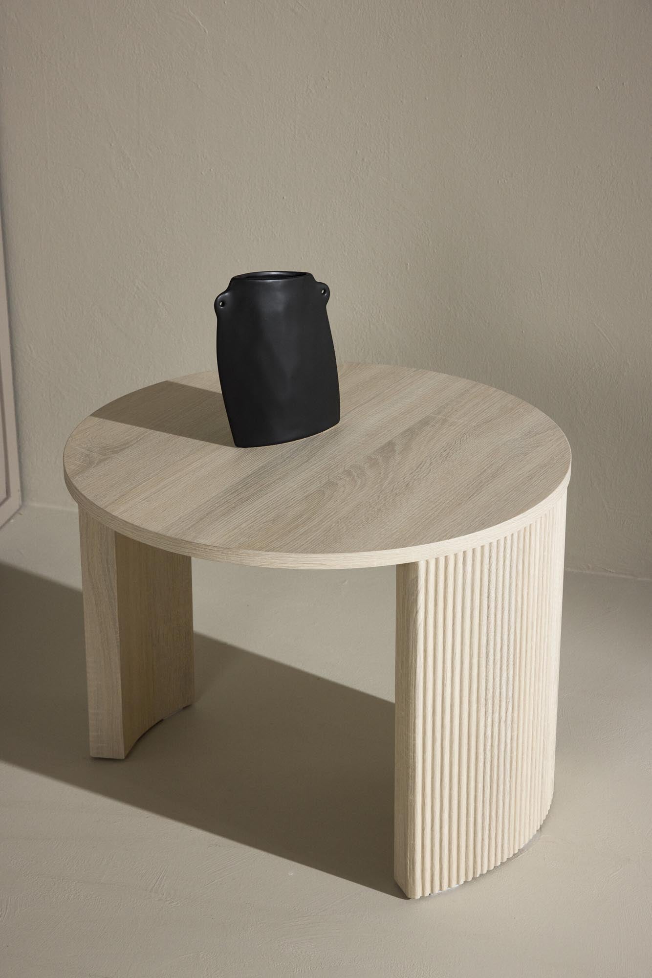 Der Bristol Sofatisch von Venture Home vereint stilvolle Eleganz mit praktischer Funktionalität in einem kompakten Design.