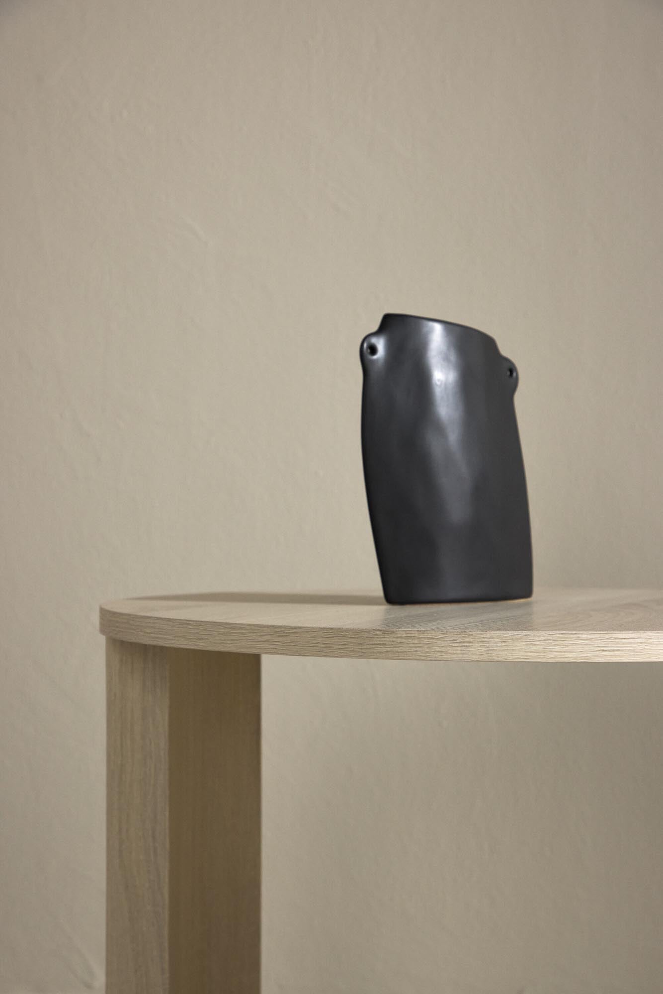 Der Bristol Sofatisch von Venture Home vereint stilvolle Eleganz mit praktischer Funktionalität in einem kompakten Design.
