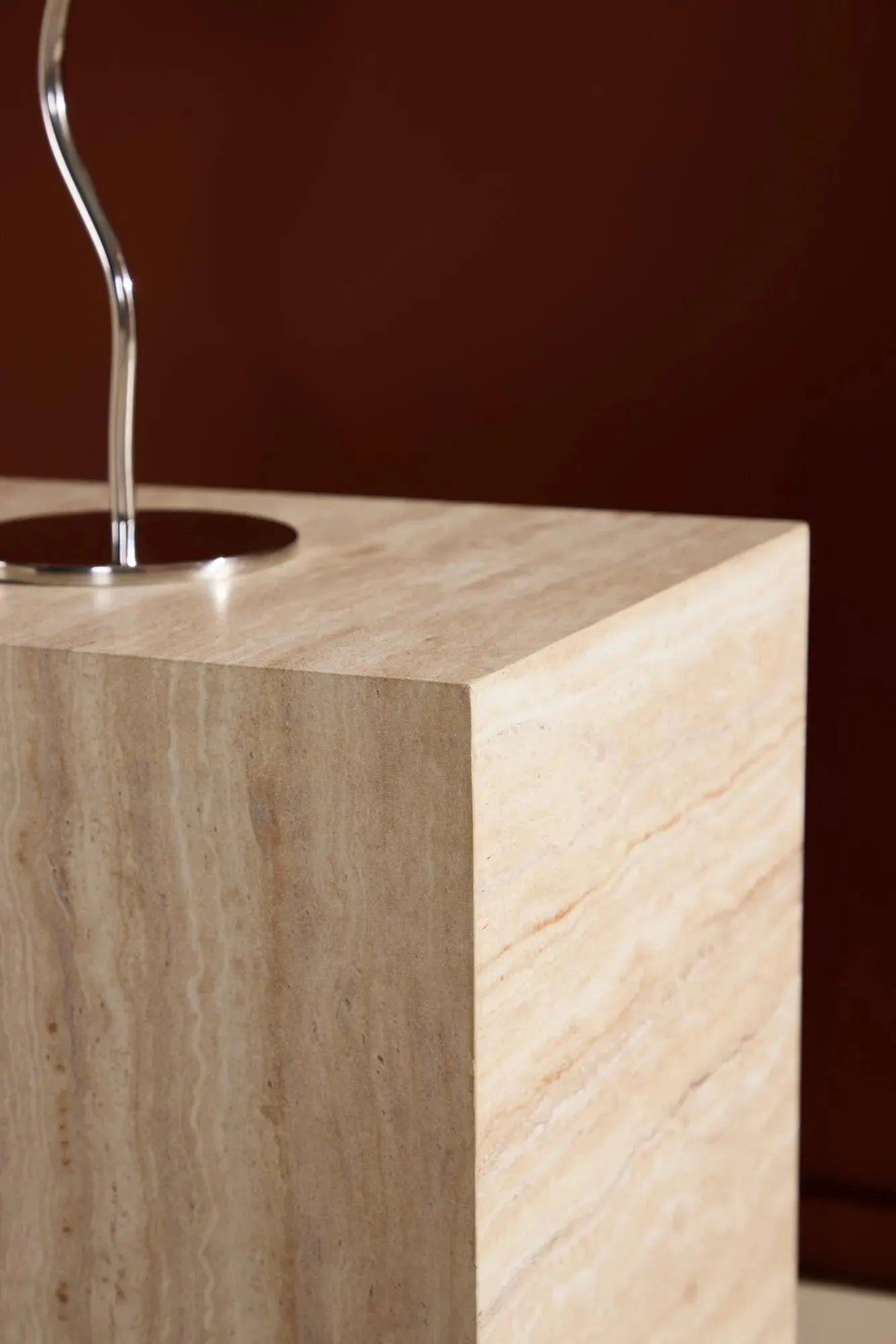 Eleganter York-Beistelltisch in Travertin-Optik, vielseitig einsetzbar, ideal für stilvolle Akzente in jedem Raum.