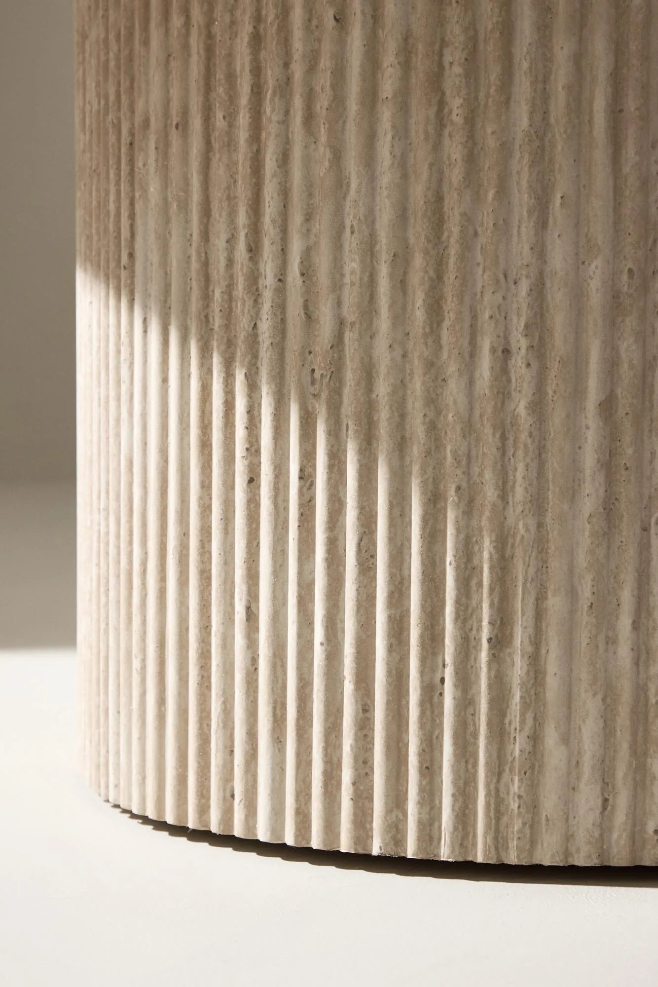 Eleganter Sofatisch aus MDF, Ø80 cm, beige lackiert. Perfekt für stilvolle Wohnzimmer, sicher und vielseitig einsetzbar.