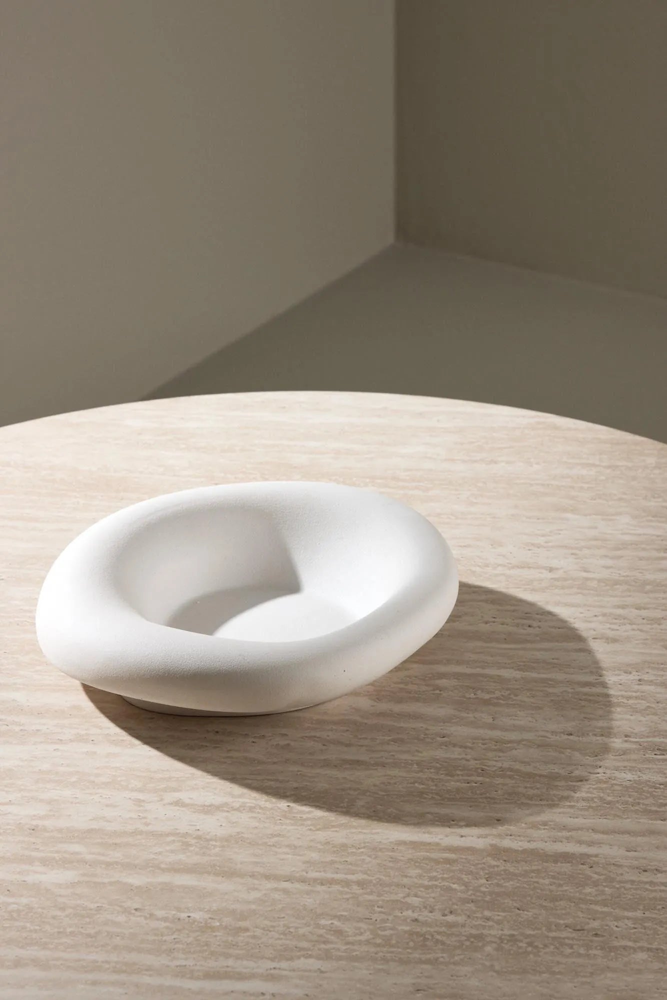 Eleganter Sofatisch aus MDF, Ø80 cm, beige lackiert. Perfekt für stilvolle Wohnzimmer, sicher und vielseitig einsetzbar.