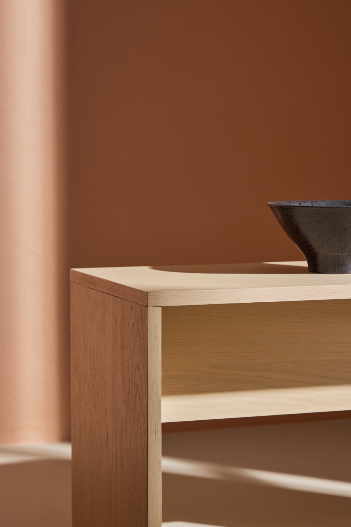 Juni Sofatisch in Whitewash präsentiert im Onlineshop von KAQTU Design AG. Beistelltisch ist von Venture Home