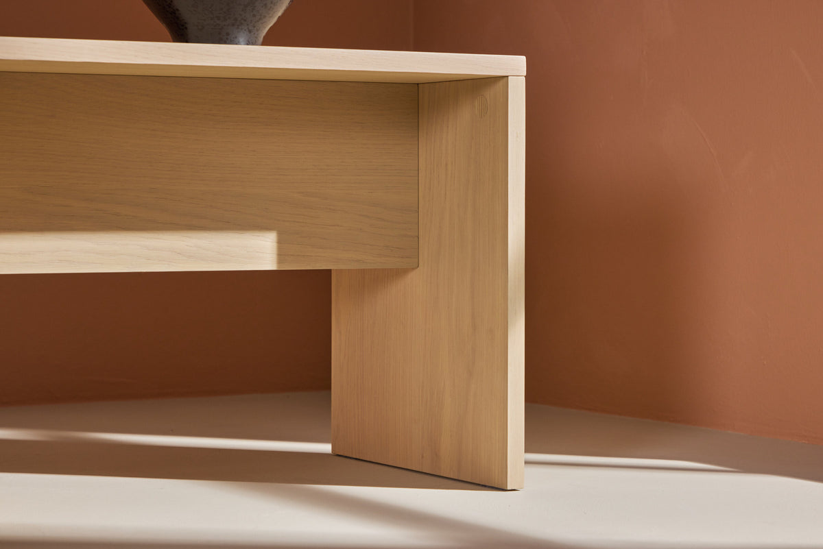 Juni Sofatisch in Whitewash präsentiert im Onlineshop von KAQTU Design AG. Beistelltisch ist von Venture Home