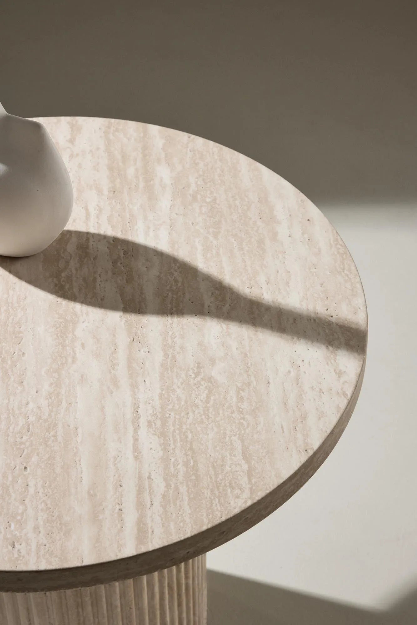 Moderner Sofatisch Härön von Venture Home, ø50 cm, stilvolles Design, ideal für Wohnzimmer, hochwertig und funktional.
