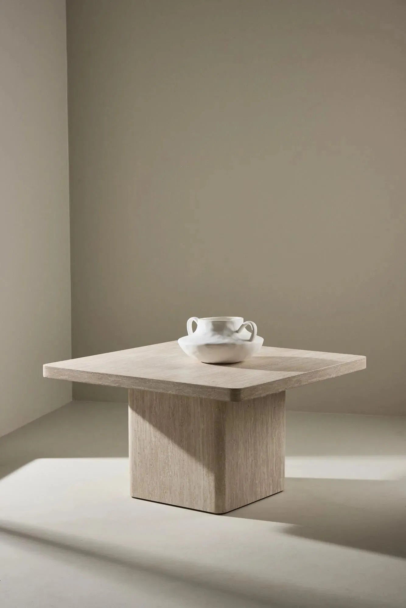 Der Qvart Sofatisch: Eleganz trifft Funktionalität. Perfekt für jeden Raum, bietet er Stil und praktische Ablagefläche.