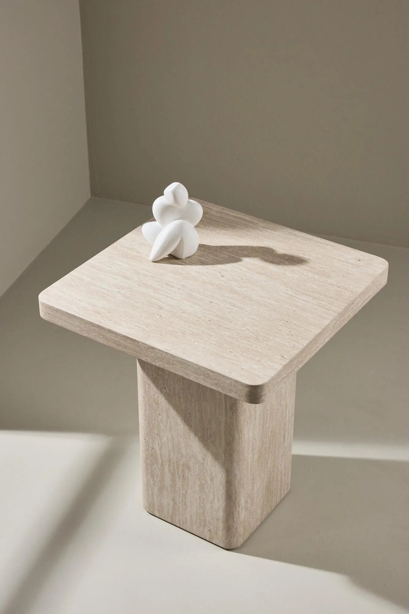 Eleganter Qvart Tisch: Kompakt, vielseitig, zeitlos in Beige. Perfekt für stilvolle, funktionale Wohnräume.